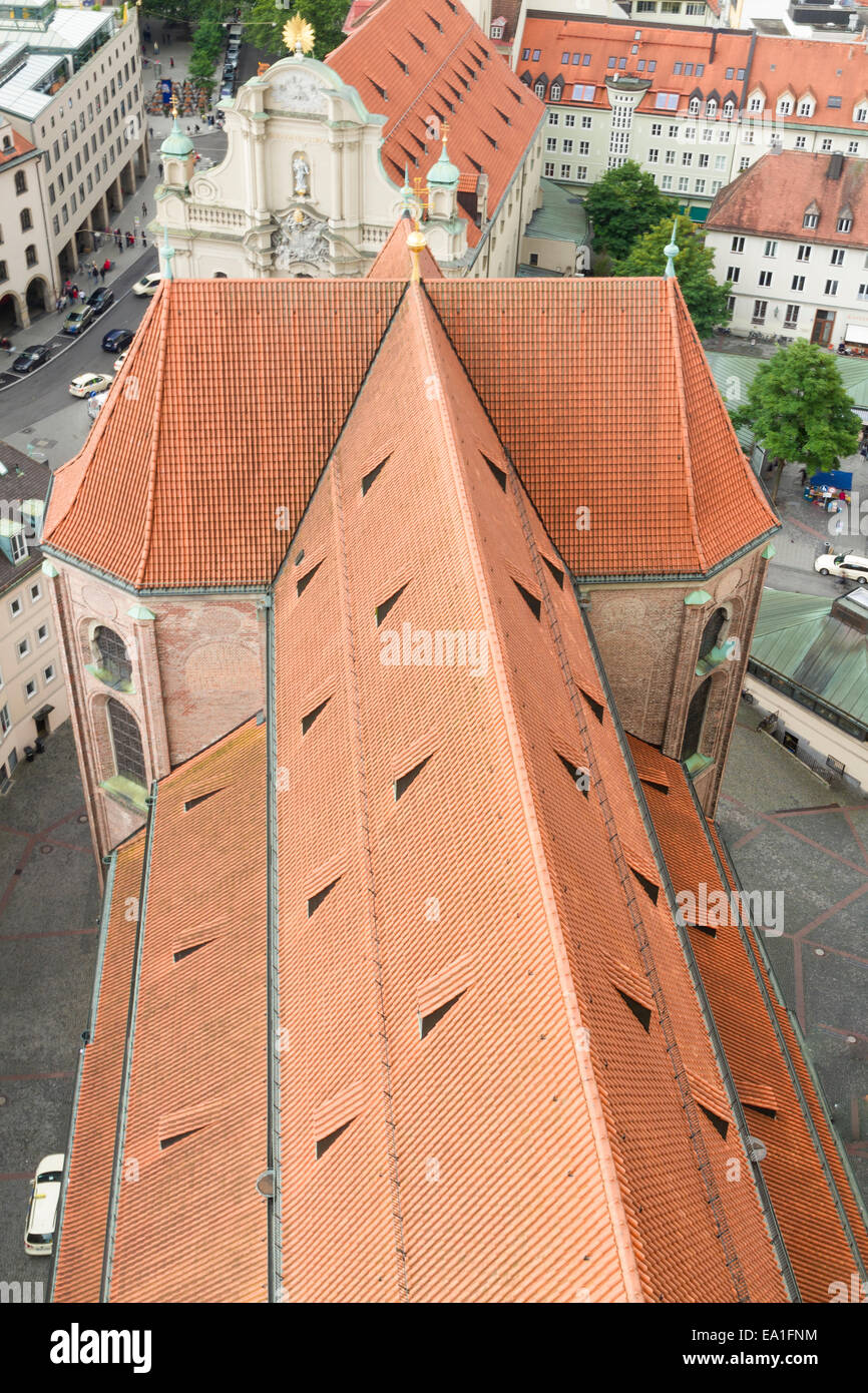 Clay orange Flachdachziegel Dach der St. Peter Kirche, München. Von oben gesehen. Bayern, Deutschland, Europa. Stockfoto