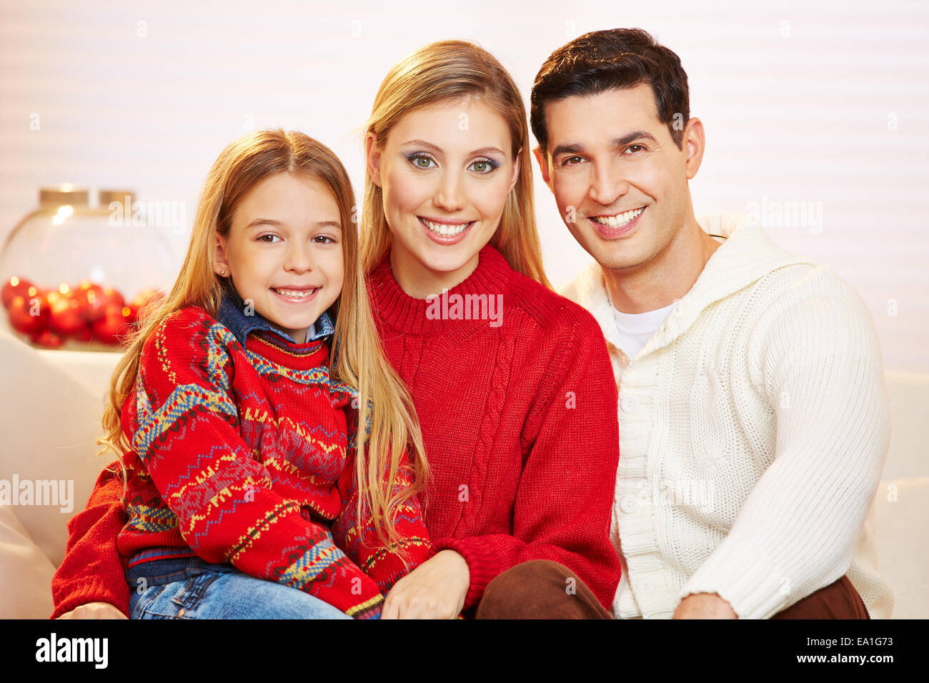 Lächelnde Familie mit glücklichen Tochter an Heiligabend Stockfoto
