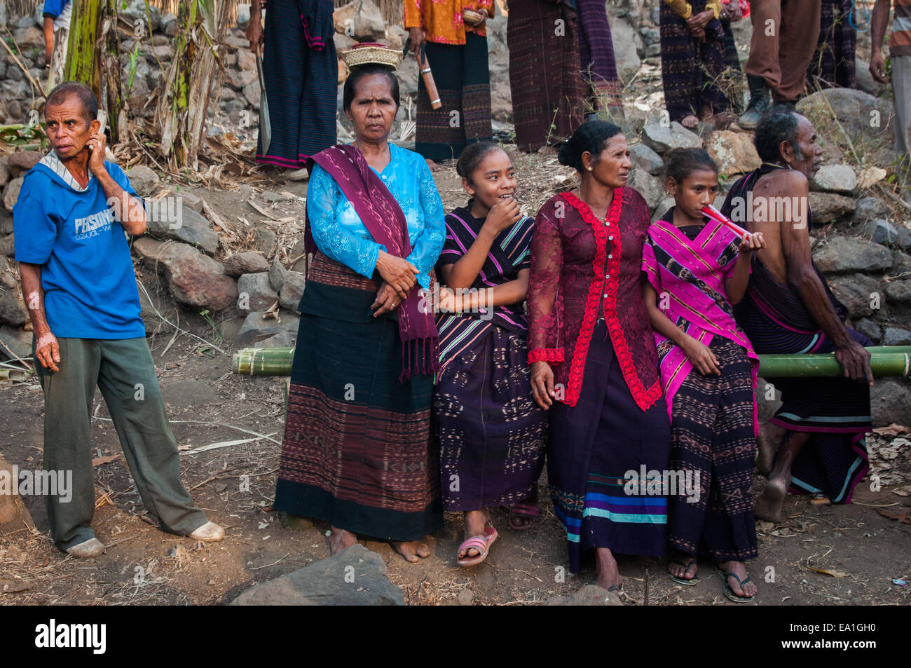 Eine Gruppe von Frauen, die an einer traditionellen Zeremonie während einer kulturellen Veranstaltung im Dorf Lewotolok, Lembata Island, Indonesien, teilnehmen. Stockfoto