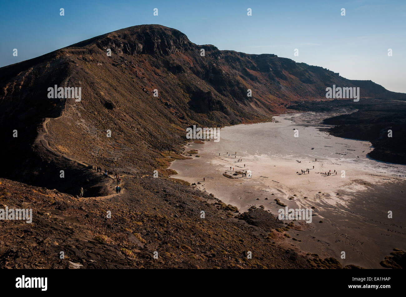 Die alte Caldera des Vulkans Mount Lewotolok auf der Insel Lembata, Lembata, East Nusa Tenggara, Indonesien. Stockfoto
