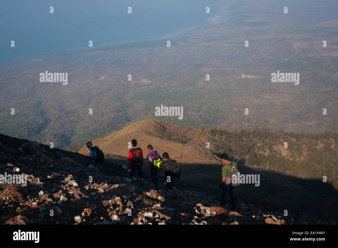 Die Menschen gehen zusammen vom Gipfel des Vulkans Mount Lewotolok auf der Insel Lembata, East Nusa Tenggara, Indonesien. Stockfoto