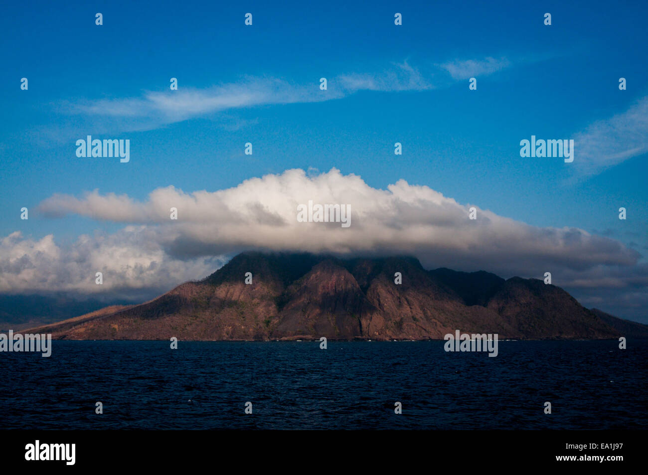 Der bergige Teil der Insel Lembata wird von einer Fähre aus gesehen, die nach Kupang (Timor Island) in der Provinz East Nusa Tenggara in Indonesien segelt. Stockfoto