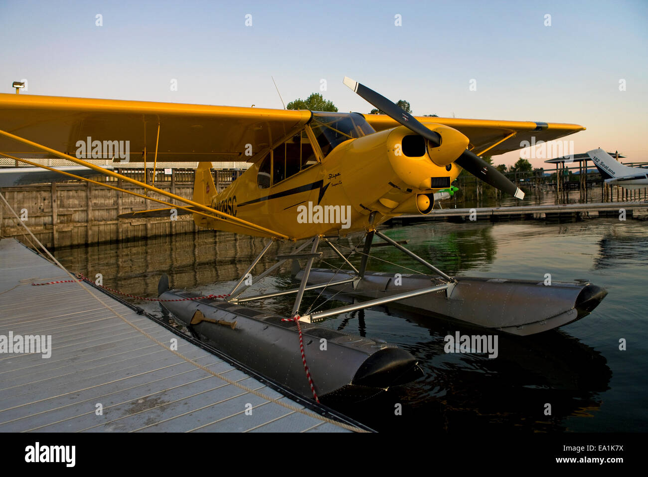 Piper Super Cub auf Schwimmern angedockt an der Sky Lark Motel andocken, Wasserflugzeug Splash-In, Lakeport, Kalifornien, Lake County, Kalifornien Stockfoto
