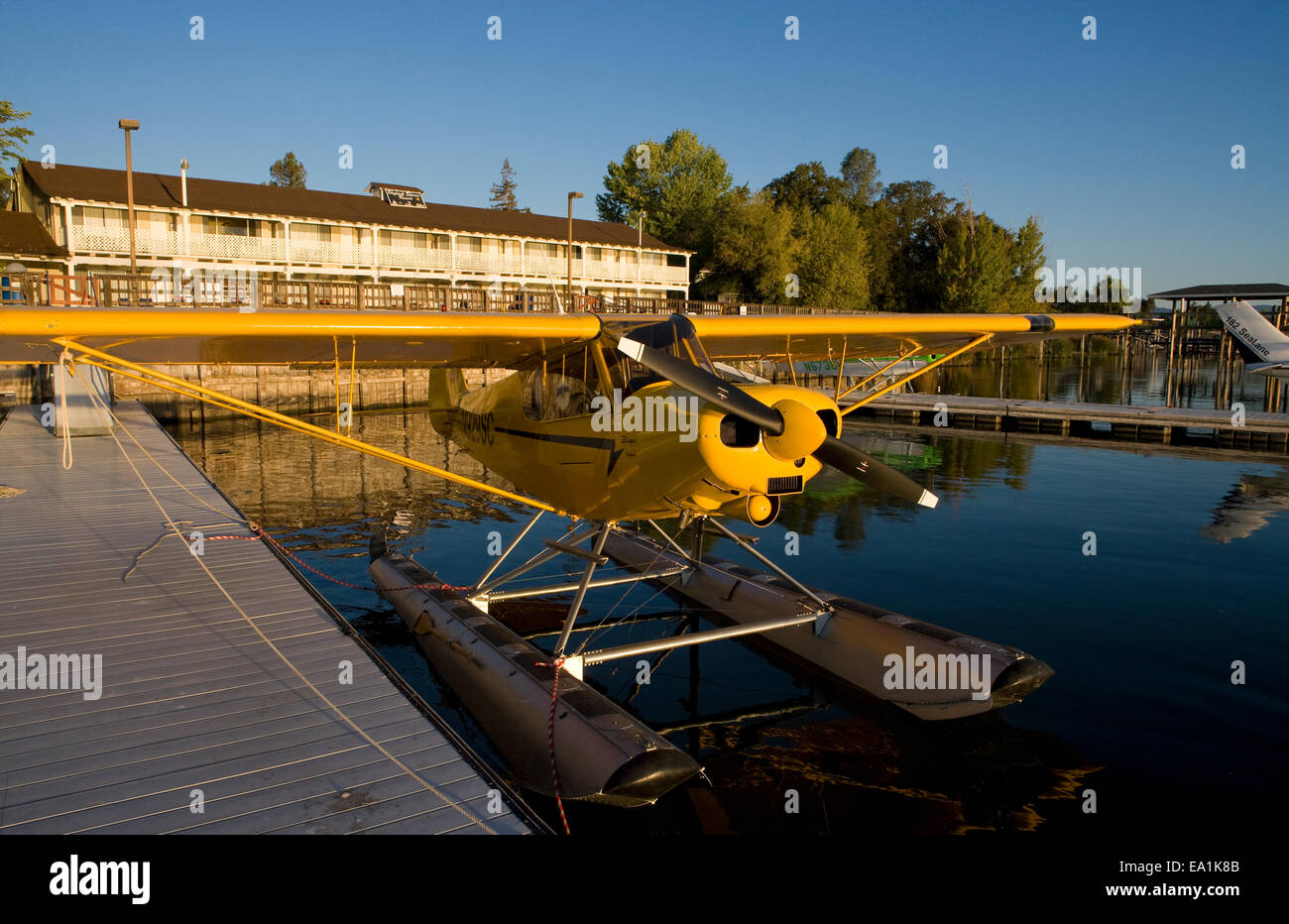 Piper Super Cub auf Schwimmern angedockt an das Sky Lark Shores Resort dock, Wasserflugzeug Splash-In Lakeport, Kalifornien, Lake County, Cali Stockfoto