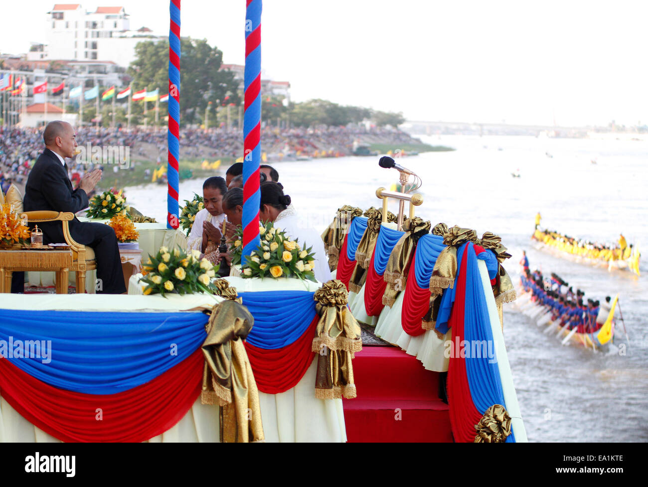 Phnom Penh, Kambodscha. 5. November 2014. Kambodschas König Norodom Sihamoni (L) besucht die wasserfest in Phnom Penh, Kambodscha, 5. November 2014. Kambodscha am Mittwoch begann das Wasser-Festival nach einer dreijährigen Pause wieder seit einer tragischen Massenpanik auf einer überfüllten Brücke am letzten Abend des Festivals zu feiern. Bildnachweis: Sovannara/Xinhua/Alamy Live-Nachrichten Stockfoto