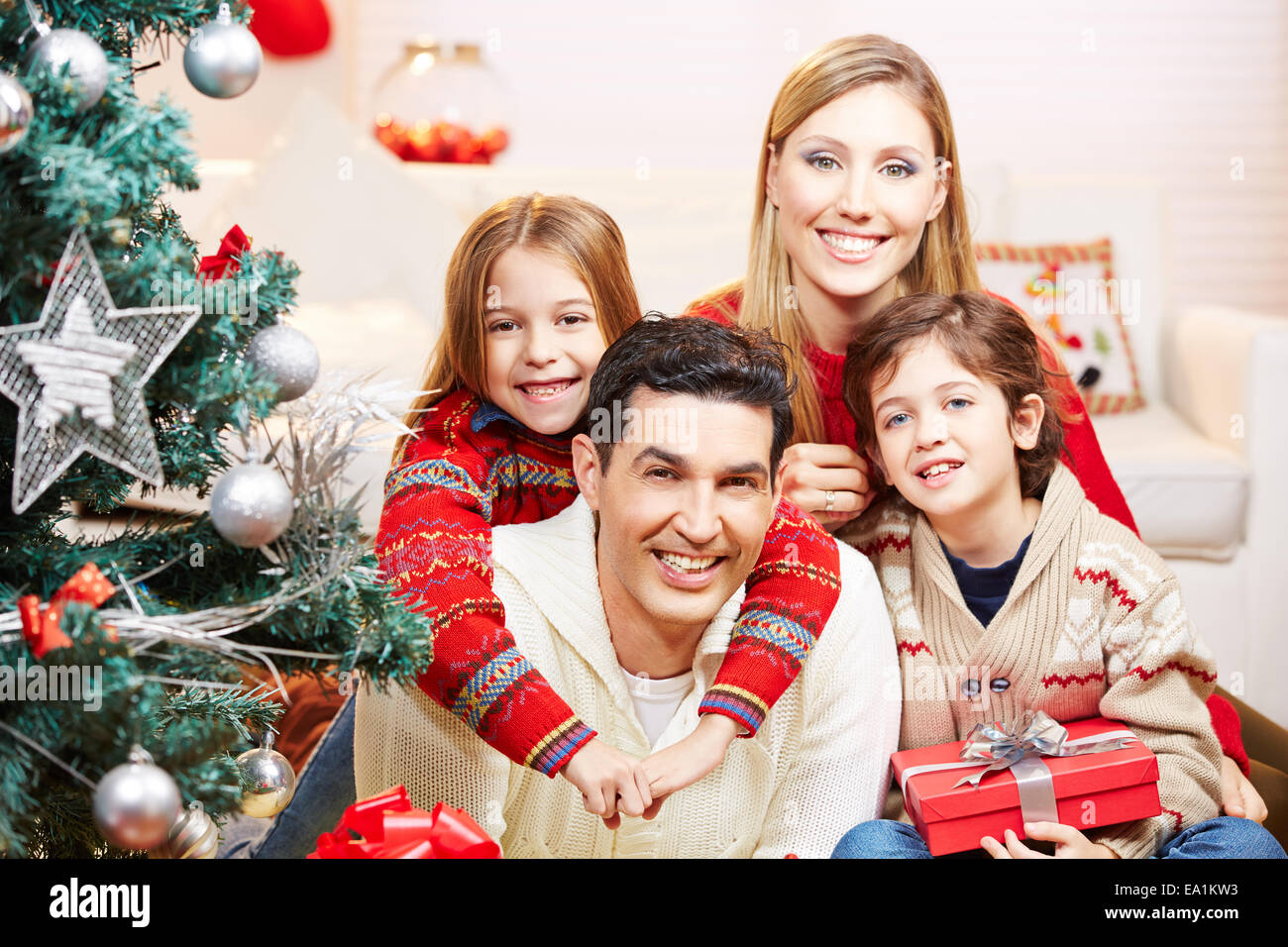 Glückliche Familie mit zwei Kindern zu Weihnachten mit Geschenken Stockfoto