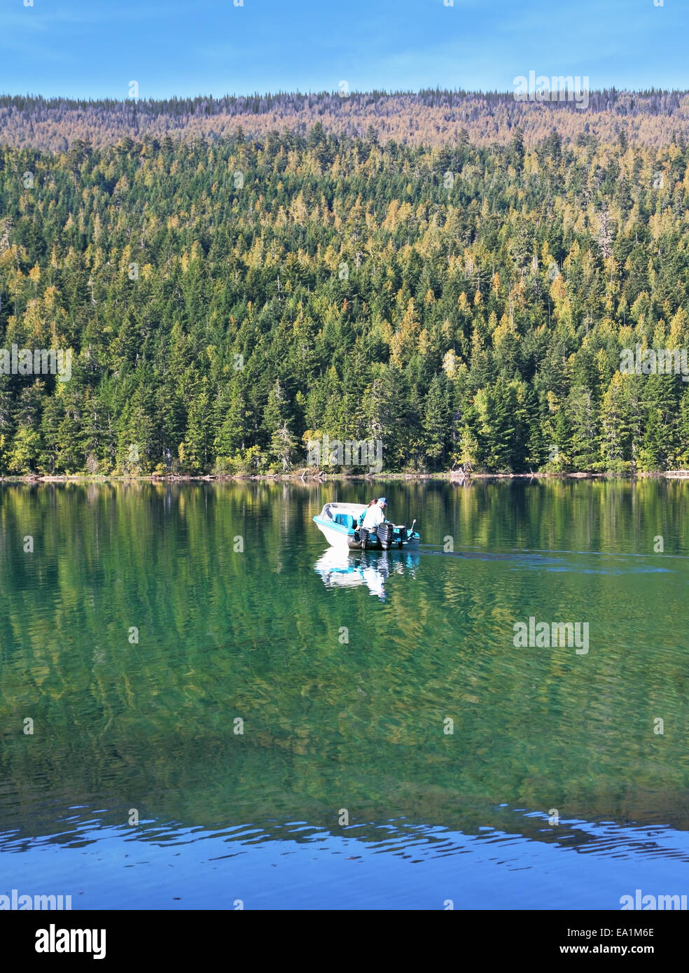 Das Motorboot Angeln im See. Stockfoto