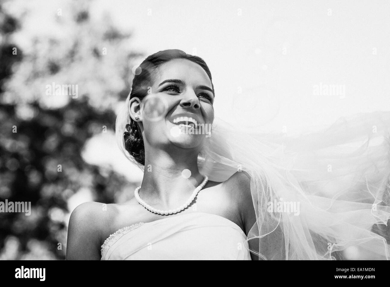 Nahaufnahme von fröhlich schöne Braut im park Stockfoto