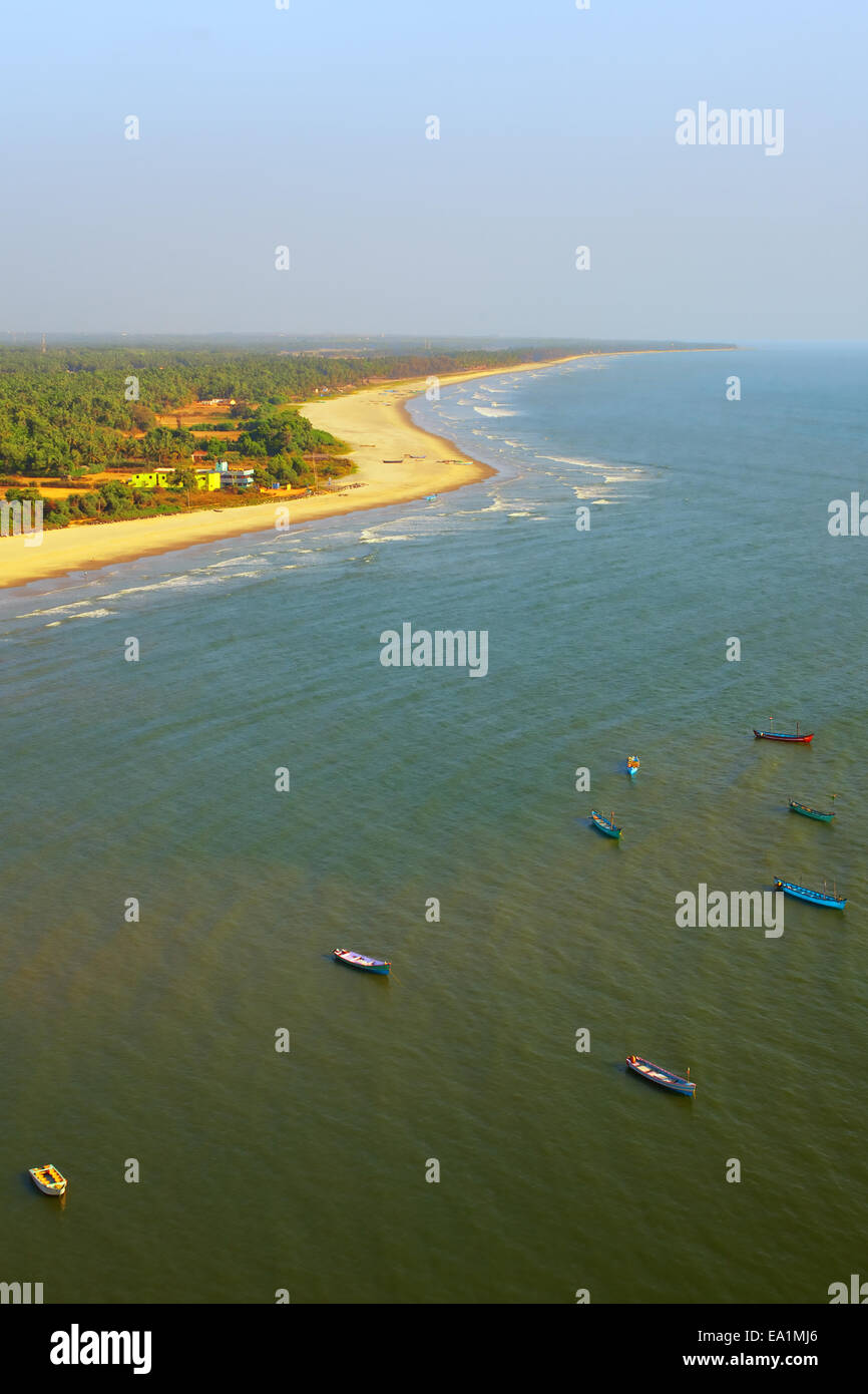 Meer mit Fischerbooten, Strand, Berge und Dschungel. Indien, Murdeshvar Stockfoto