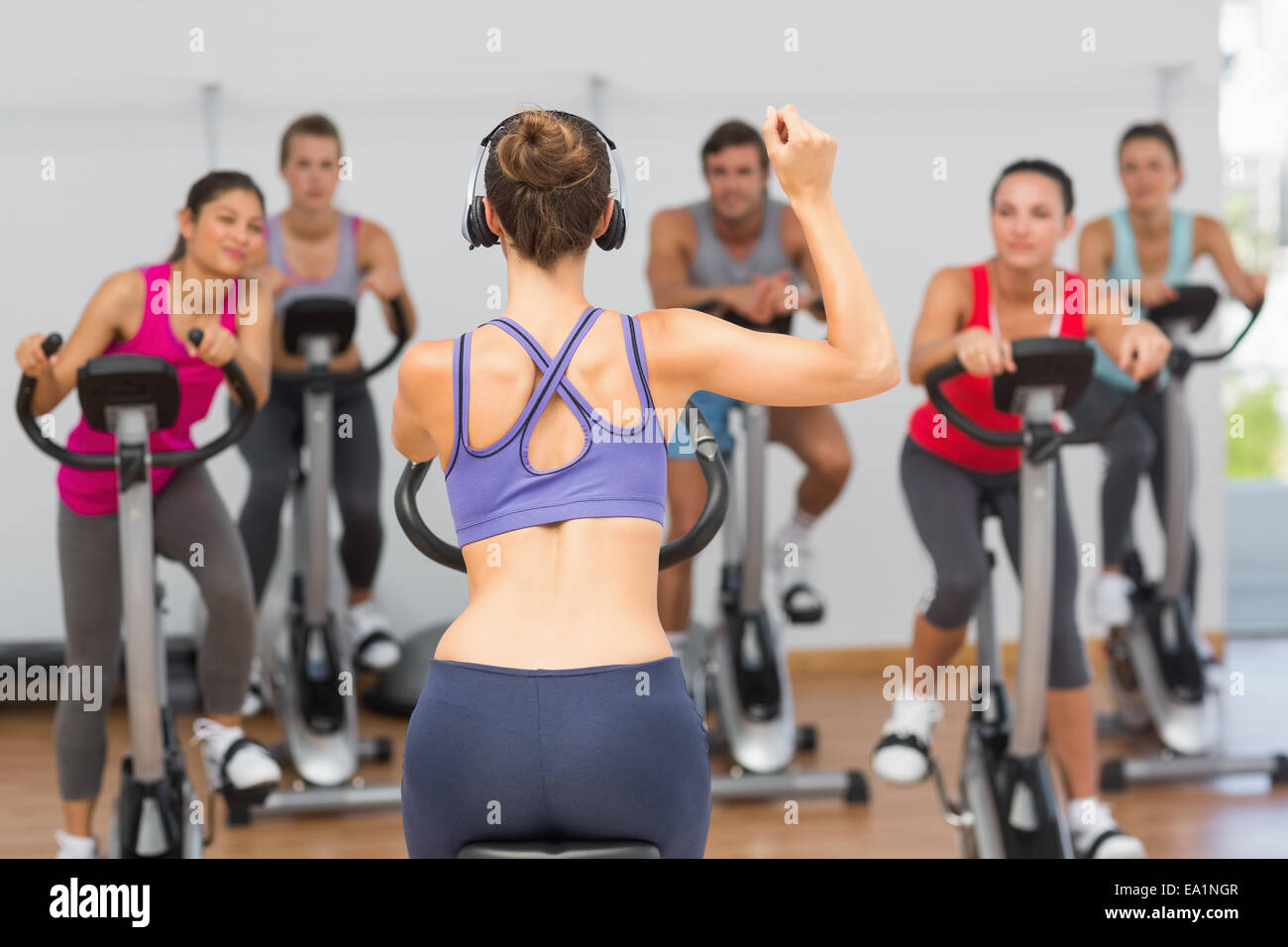 Trainer und Fitness-Klasse bei spinning-Klasse Stockfoto