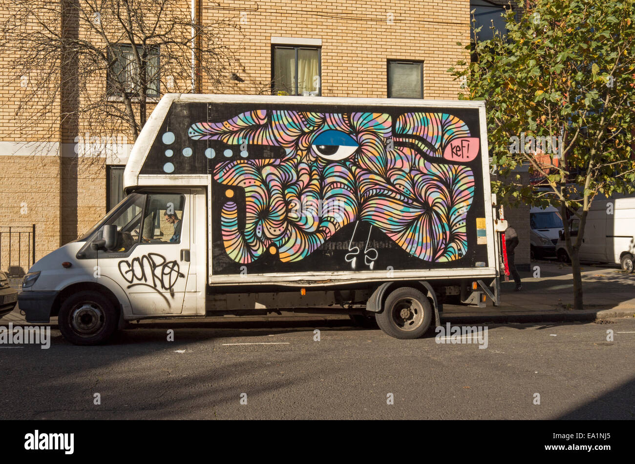 Ein van mit dem Stichwort Graffiti und eine psychedelische Malerei auf den Straßen von Camden Town. Stockfoto