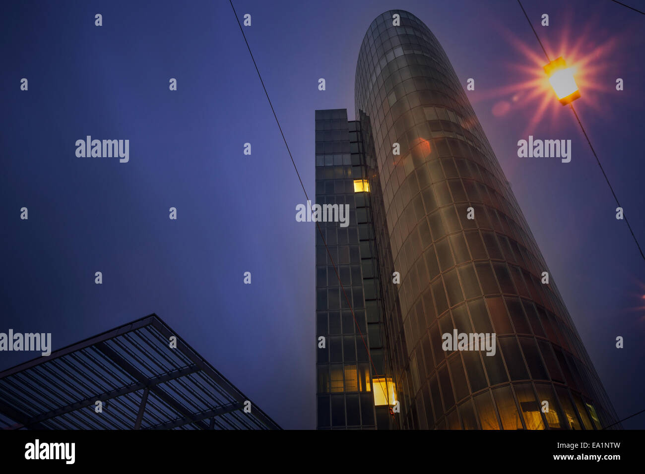 Hochhaus in Düsseldorf in der Nacht Stockfoto