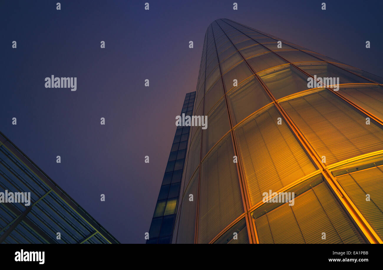 Hochhaus in Düsseldorf in der Nacht Stockfoto