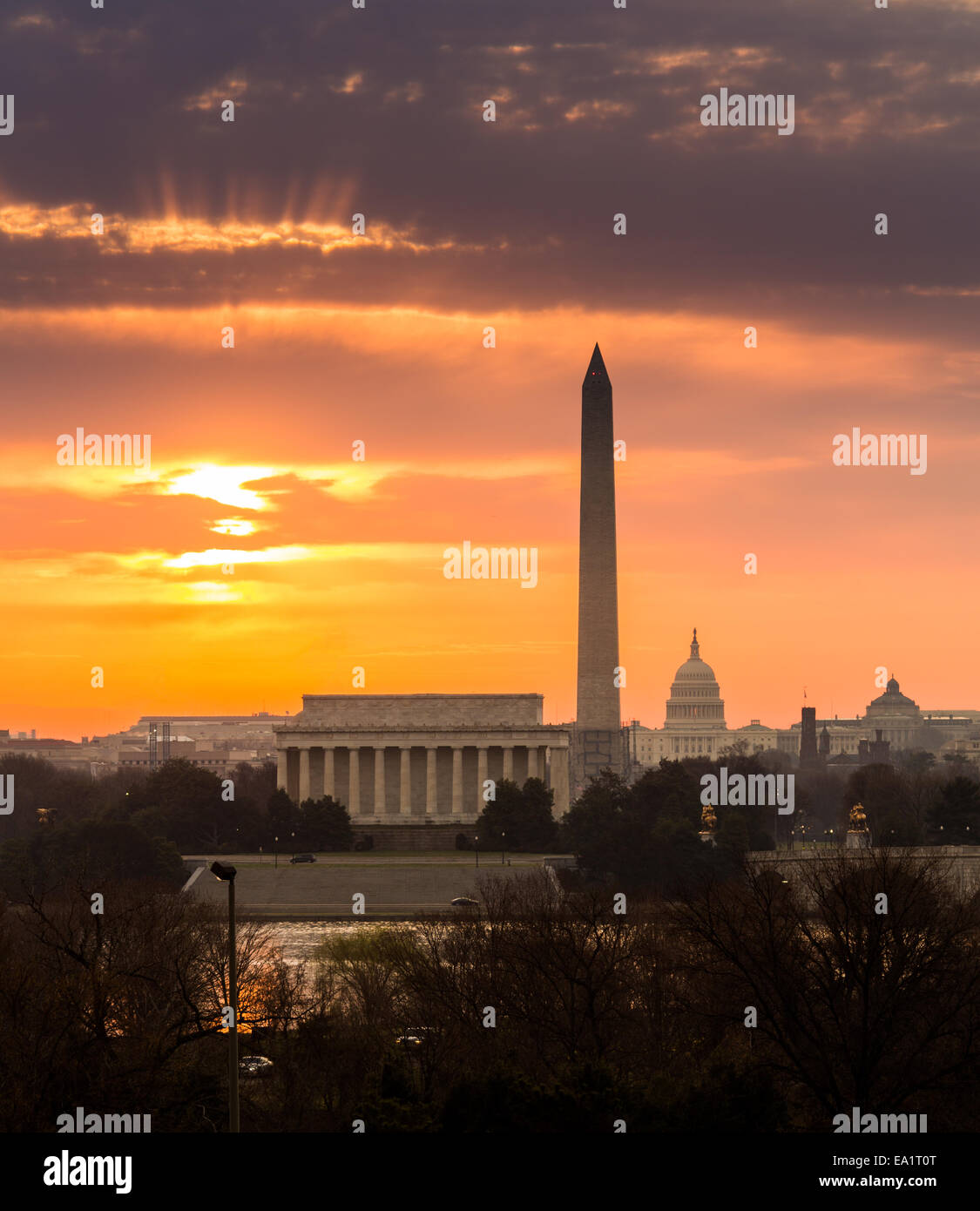 Feurige Sonnenaufgang über Sehenswürdigkeiten von Washington Stockfoto