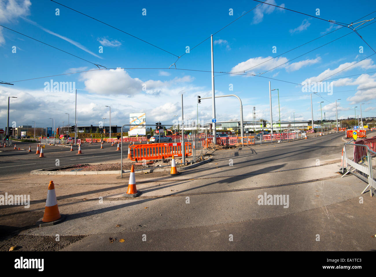 Straße und Straßenbahn arbeitet am Queens Drive in Nottingham City, England UK Stockfoto