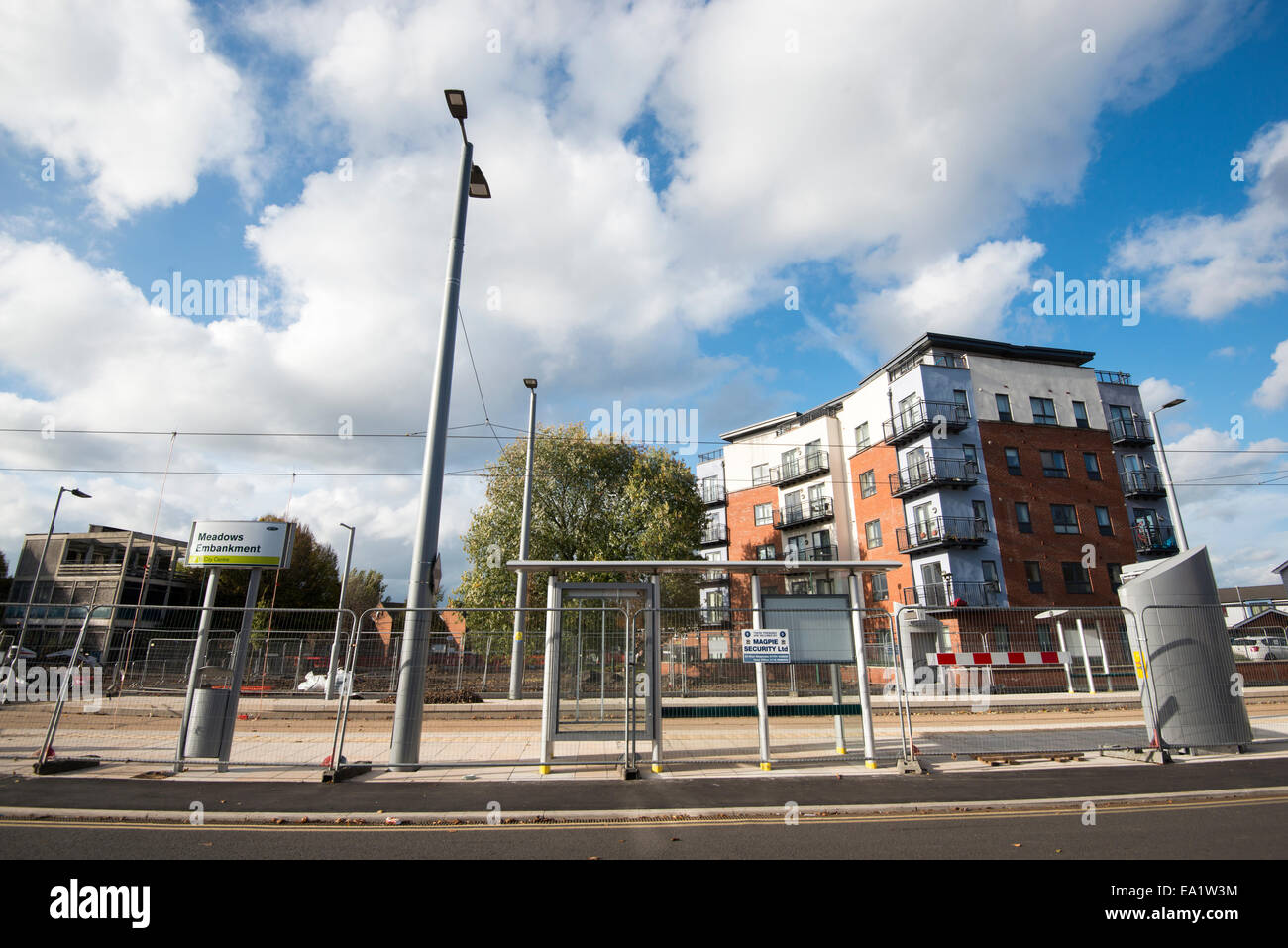 Die neuen Wiesen Straßenbahnhaltestelle am Rande der Stadt Nottingham, England UK Stockfoto