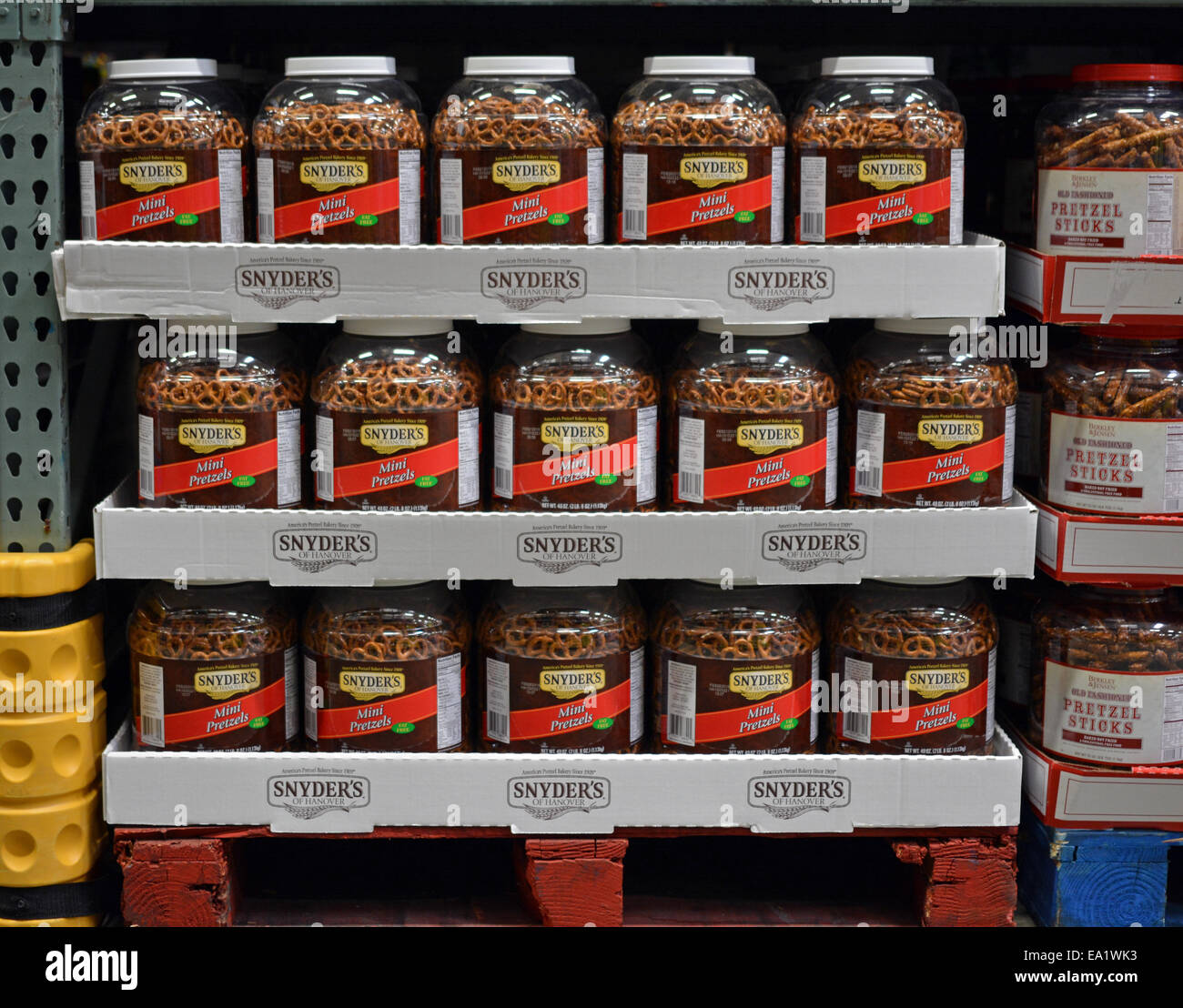 Große Gläser Mini Brezeln zum Verkauf an BJ's Wholesale Club in Whitestone, Queens, New York. Stockfoto