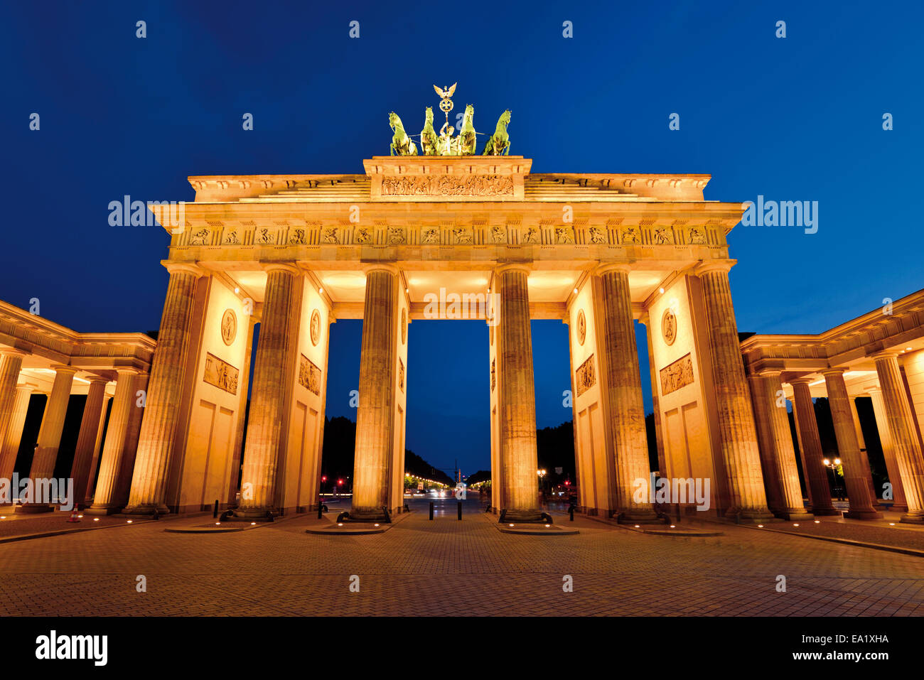 Deutschland, Berlin: Brandenburger Tor bei Nacht Stockfoto