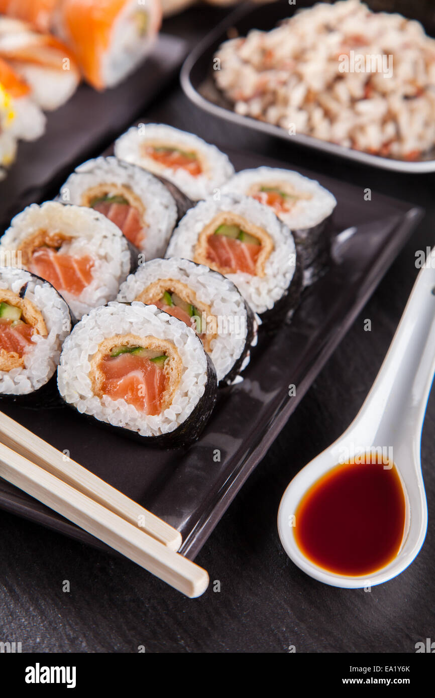 Verschiedene Arten von Sushi Essen serviert auf schwarzem Stein Stockfoto