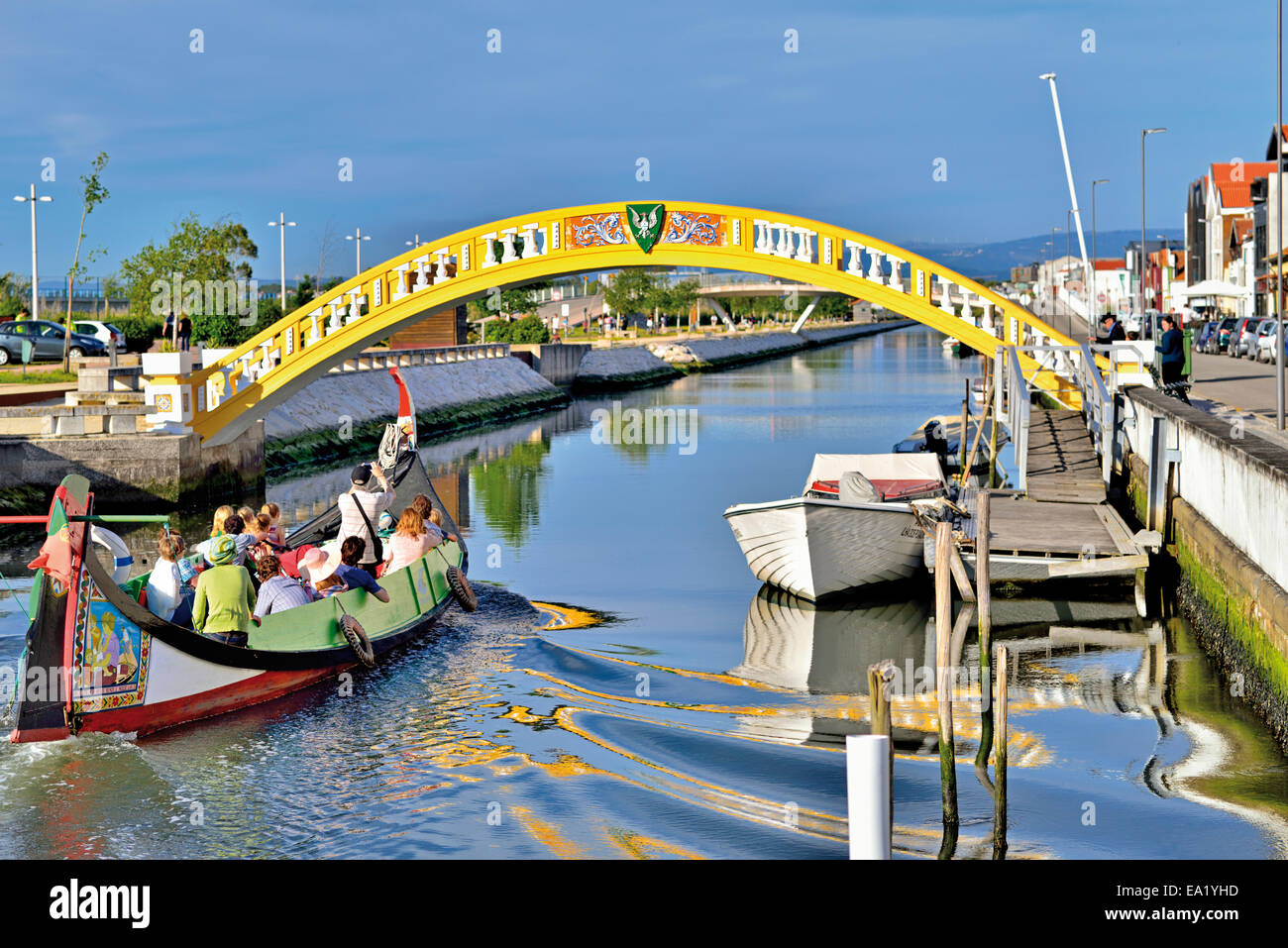 Portugal, Aveiro: Traditionelle Moliceiro Boot überqueren den Kanal von Sao Roque Stockfoto