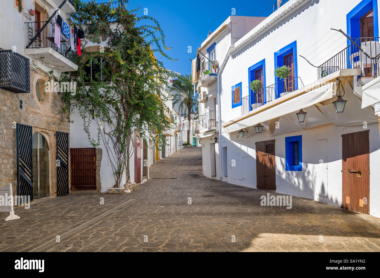 Weiße Häuser in Ibiza street Stockfoto