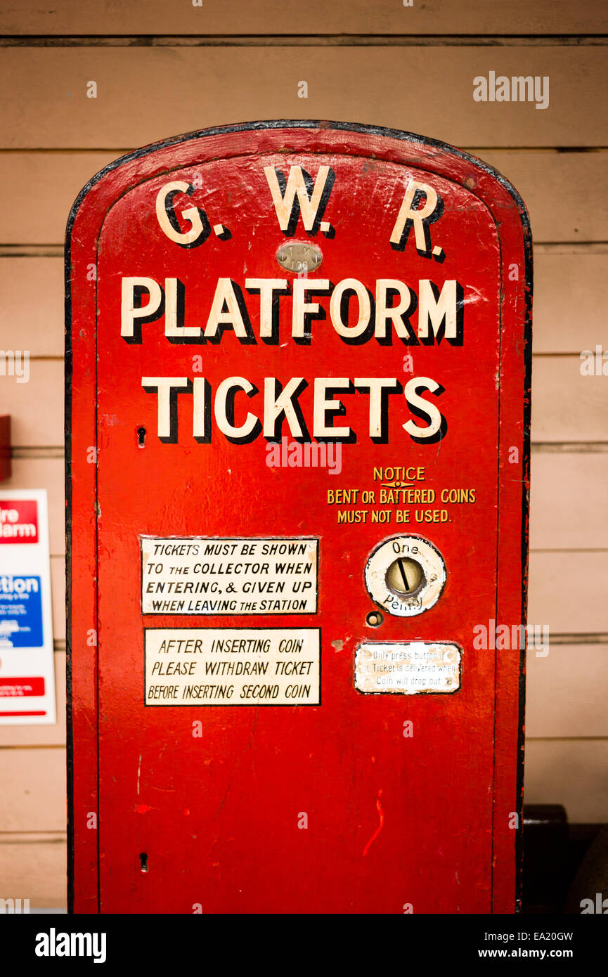 Alte G.W.R. Plattform Abgabe Fahrkartenautomat in STEAM Museum Swindon UK Stockfoto