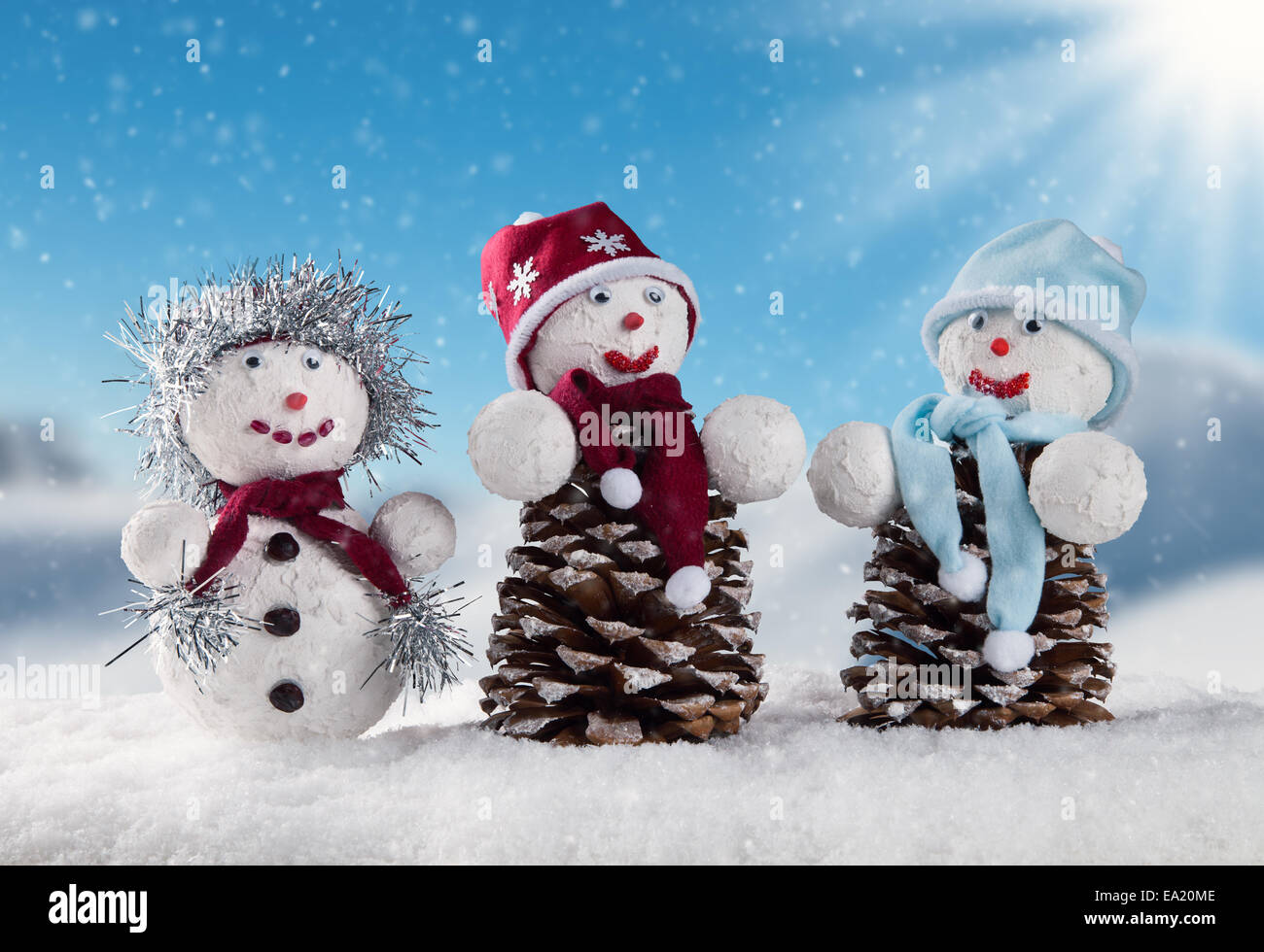 Winter Urlaub glücklich Schneemann mit blur Landschaft im Hintergrund Stockfoto