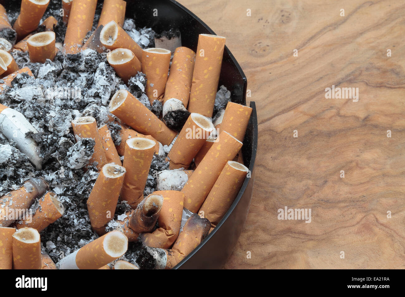 Aschenbecher voller Zigarren und Asche auf hölzernen Hintergrund Stockfoto