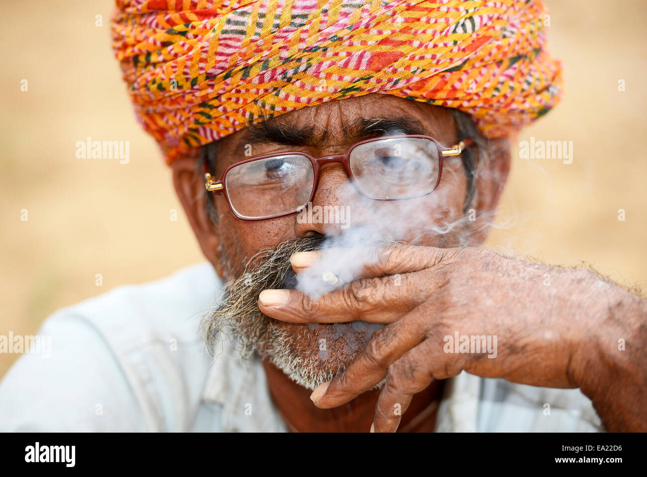 Porträt, "Camel Eigentümer", Pushkar Vieh Messe, indische, Rajasthan,  Indien, "Topf Rauchen", Rauchen, Mann, Männlich, Senior, Turban, Turban,  Bidi Stockfotografie - Alamy