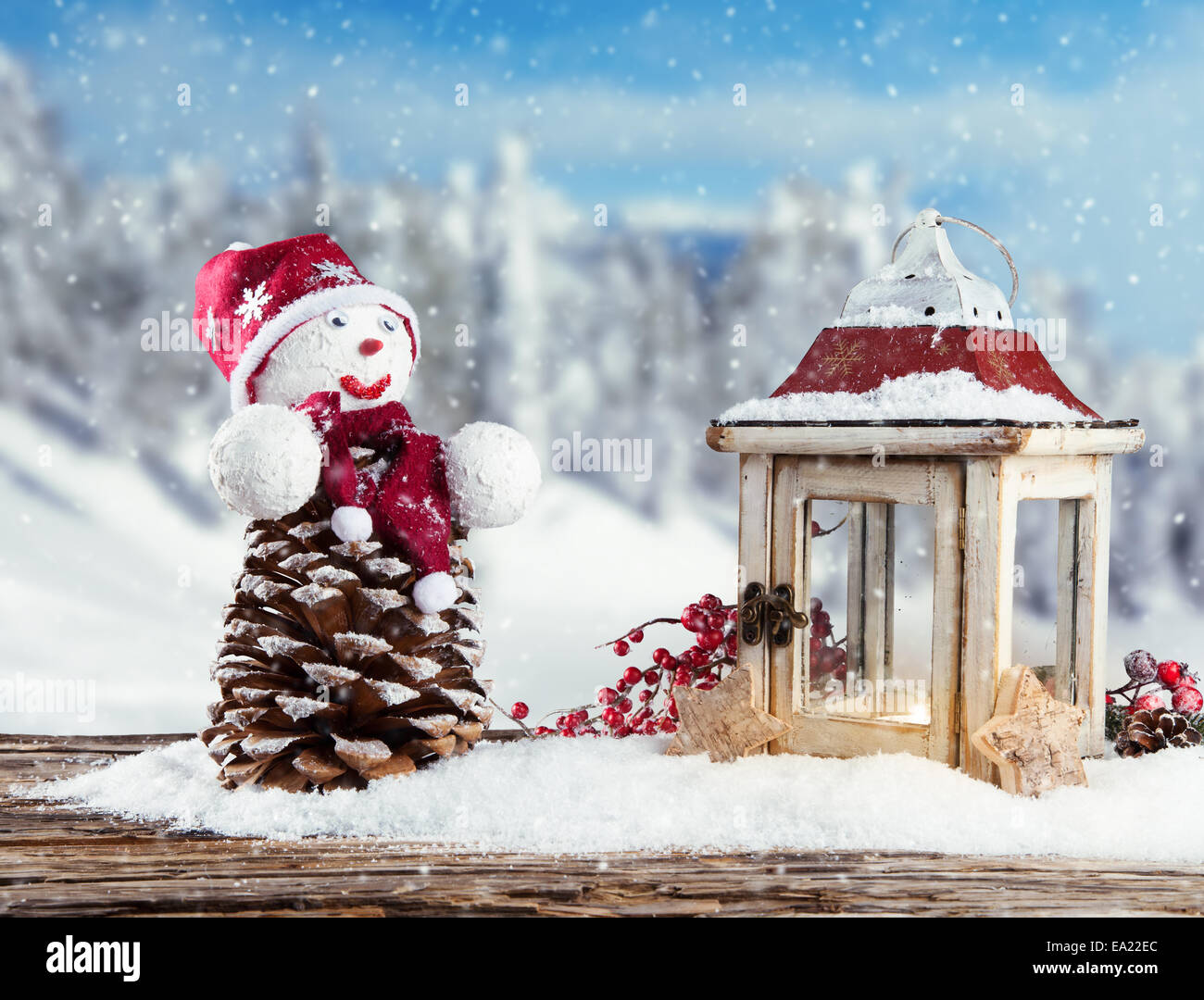 Winter Urlaub glücklich Schneemann mit blur Landschaft im Hintergrund Stockfoto