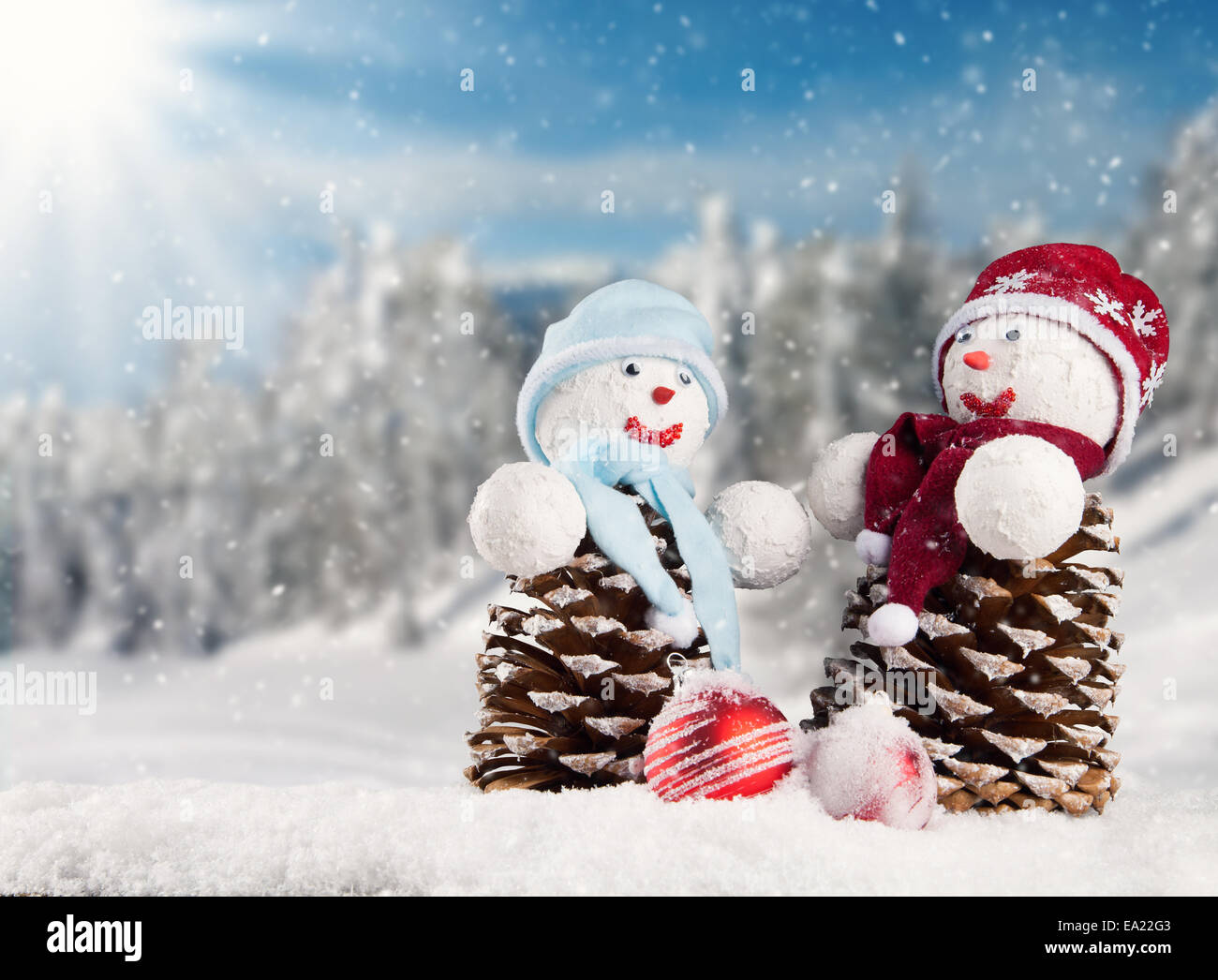 Winter Urlaub glücklich Schnee Männer mit Unschärfe Landschaft im Hintergrund. Konzept-Liebe und Zweisamkeit Stockfoto