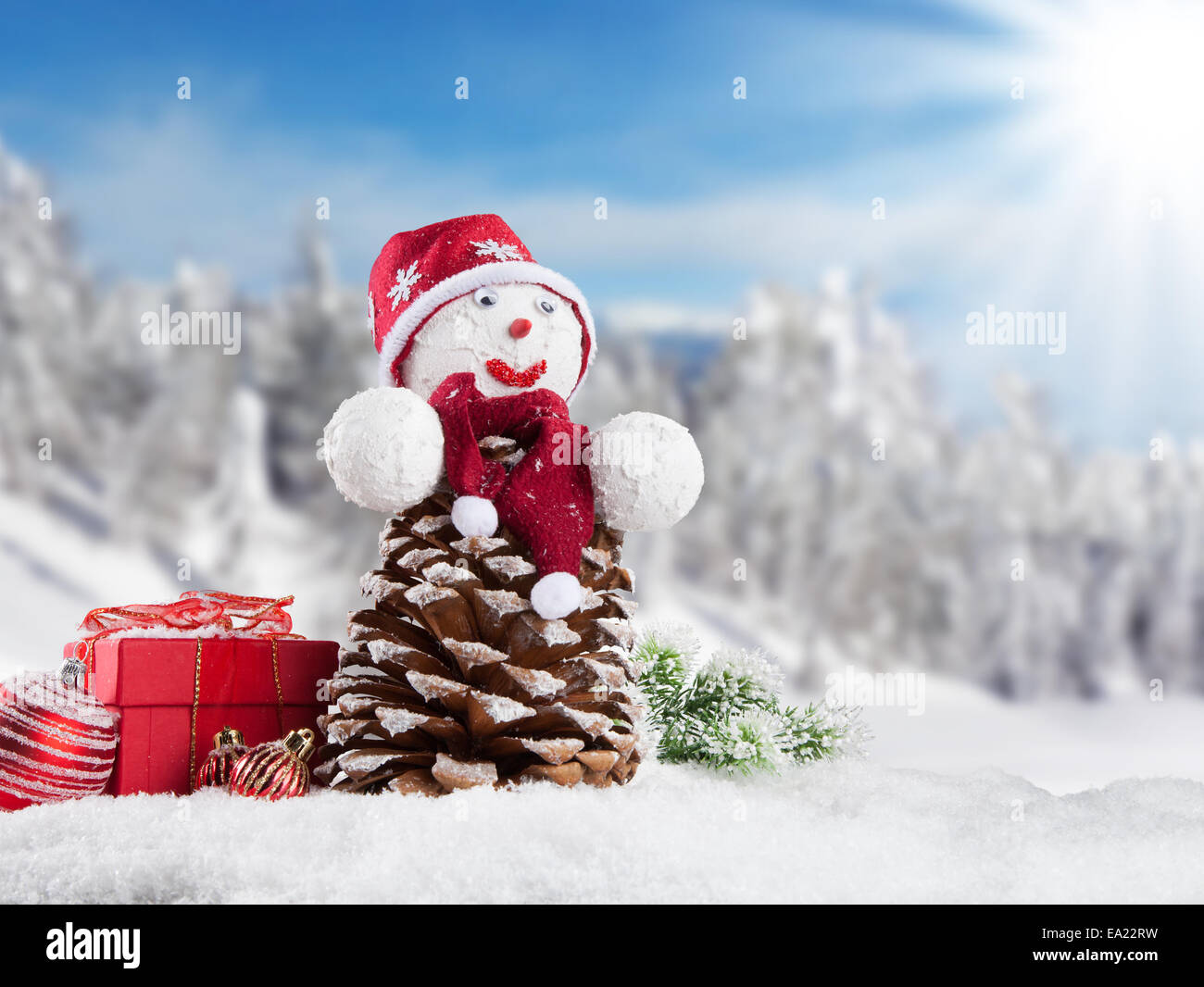 Winter Urlaub glücklich Schneemann mit blur Landschaft im Hintergrund Stockfoto