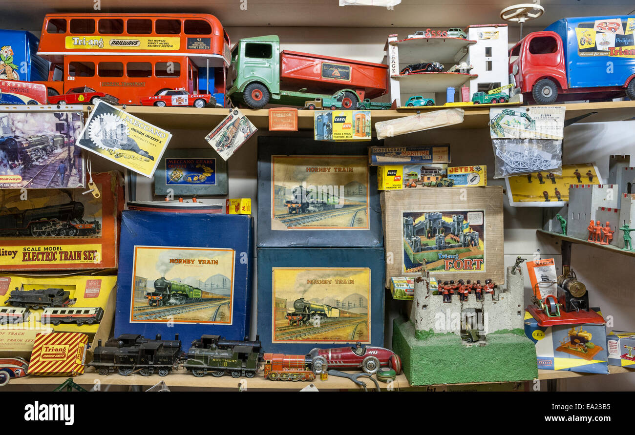 Das Land of Lost Content, ein Museum der 20c britischen Populärkultur, Craven Arms, Shropshire. Kinderspielzeug und -Spiele – Modelleisenbahnen, Busse und Autos Stockfoto