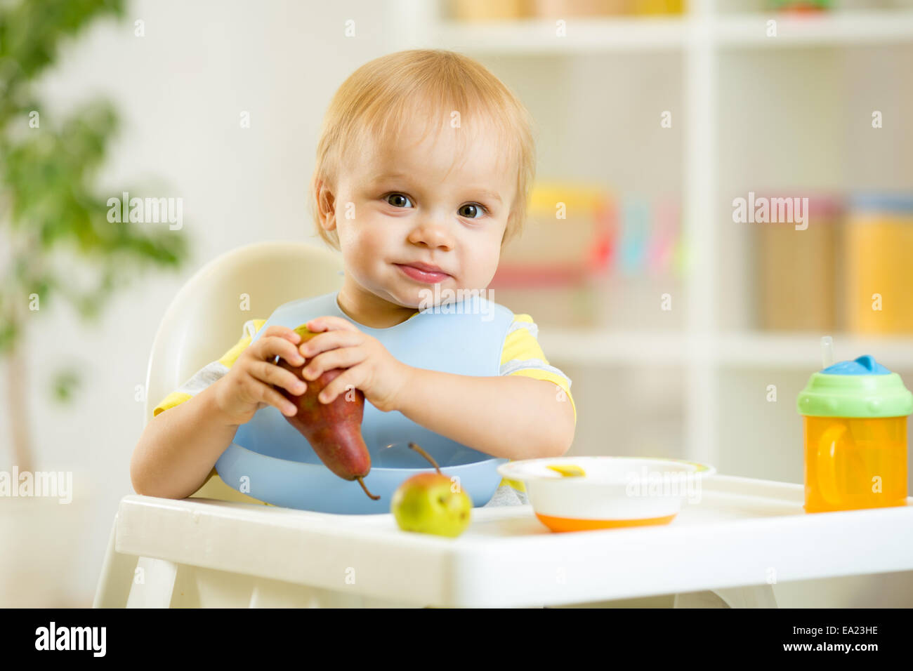 Baby Kind Kind junge Früchte zu essen Stockfoto
