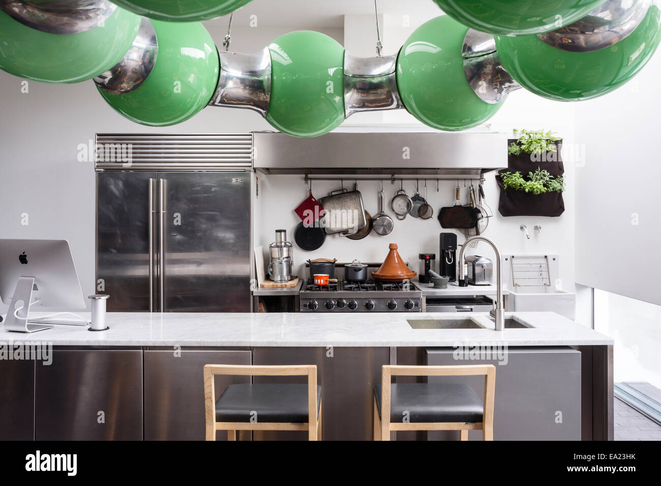 Moderne Küche mit Marmor Arbeit oben und Bar Hocker Stockfoto