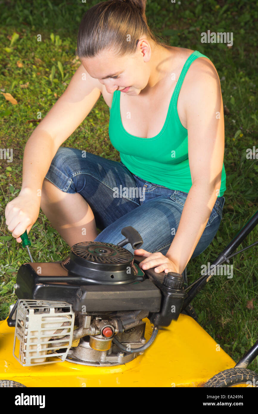 Rasenmäher reparatur Fotos und Bildmaterial in hoher Auflösung Alamy
