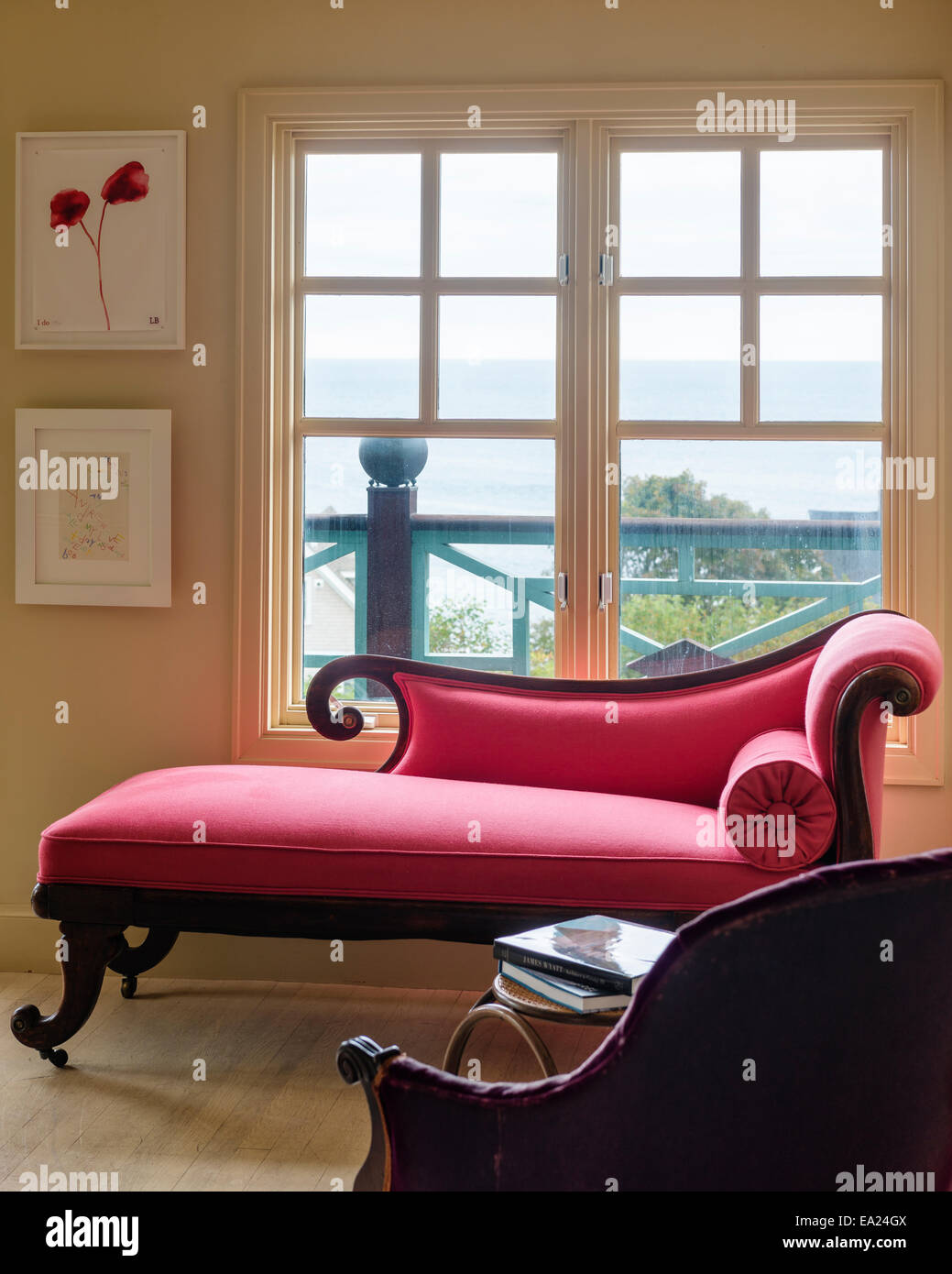 Englischer Regency rosa Chaiselongue im Schlafzimmer mit Louise Bourgeois Blume Bild und Meerblick Stockfoto