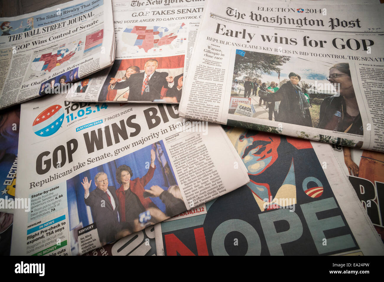 Nationale und lokale Zeitungen in New York Bericht über die Ergebnisse der Zwischenwahlen des Vortages Stockfoto