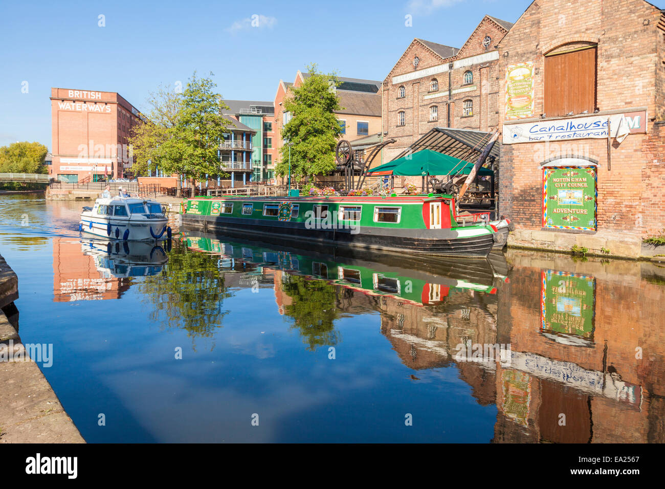 Boot, narrowboats und verschiedene Gebäude im Herbst auf dem Hafengebiet der Nottingham und Beeston Canal, Nottingham, East Midlands, England, Großbritannien Stockfoto