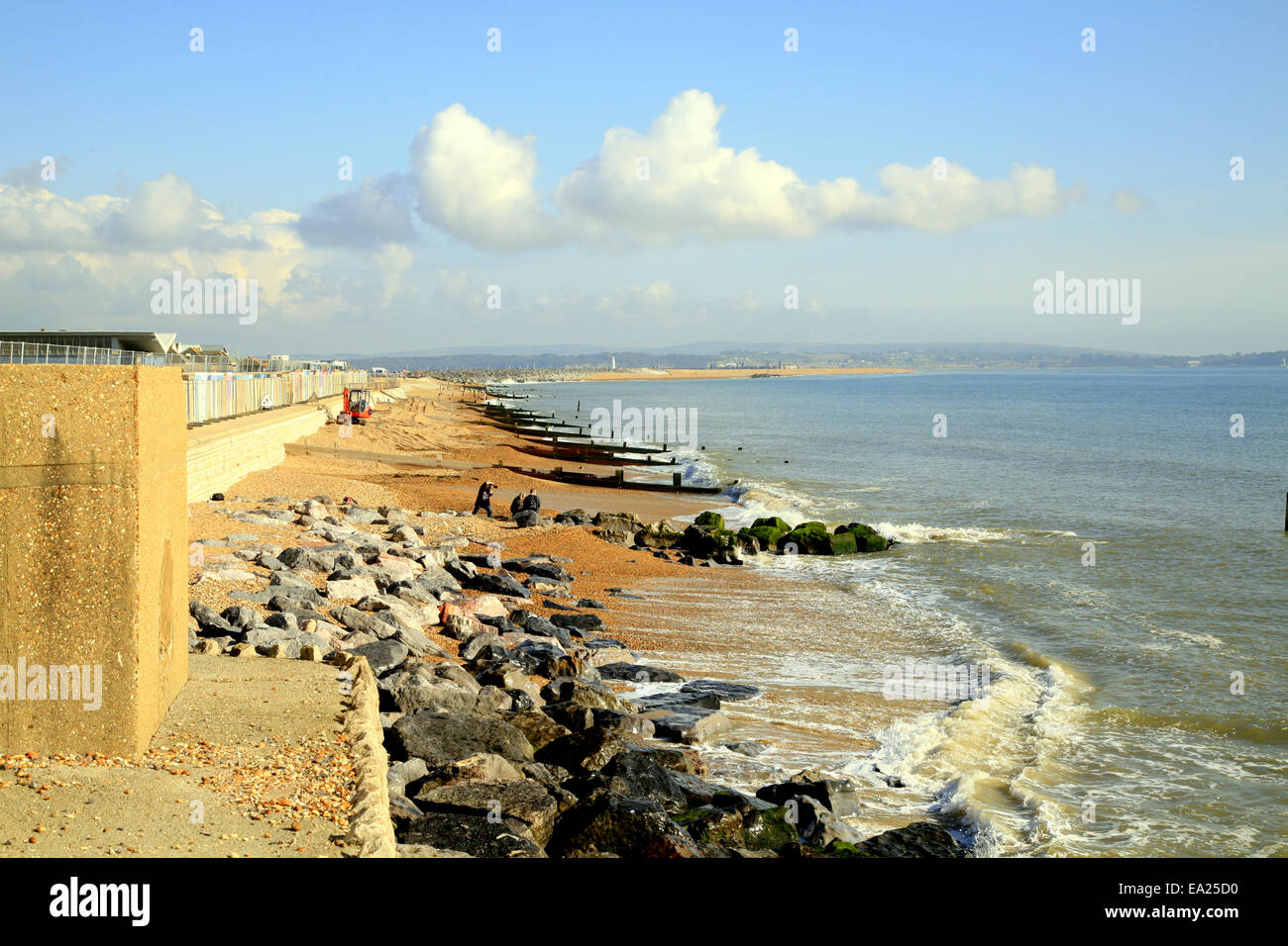 Die Strandpromenade im Oktober bei Milford-sur-mer, Dorset, England, UK. Stockfoto