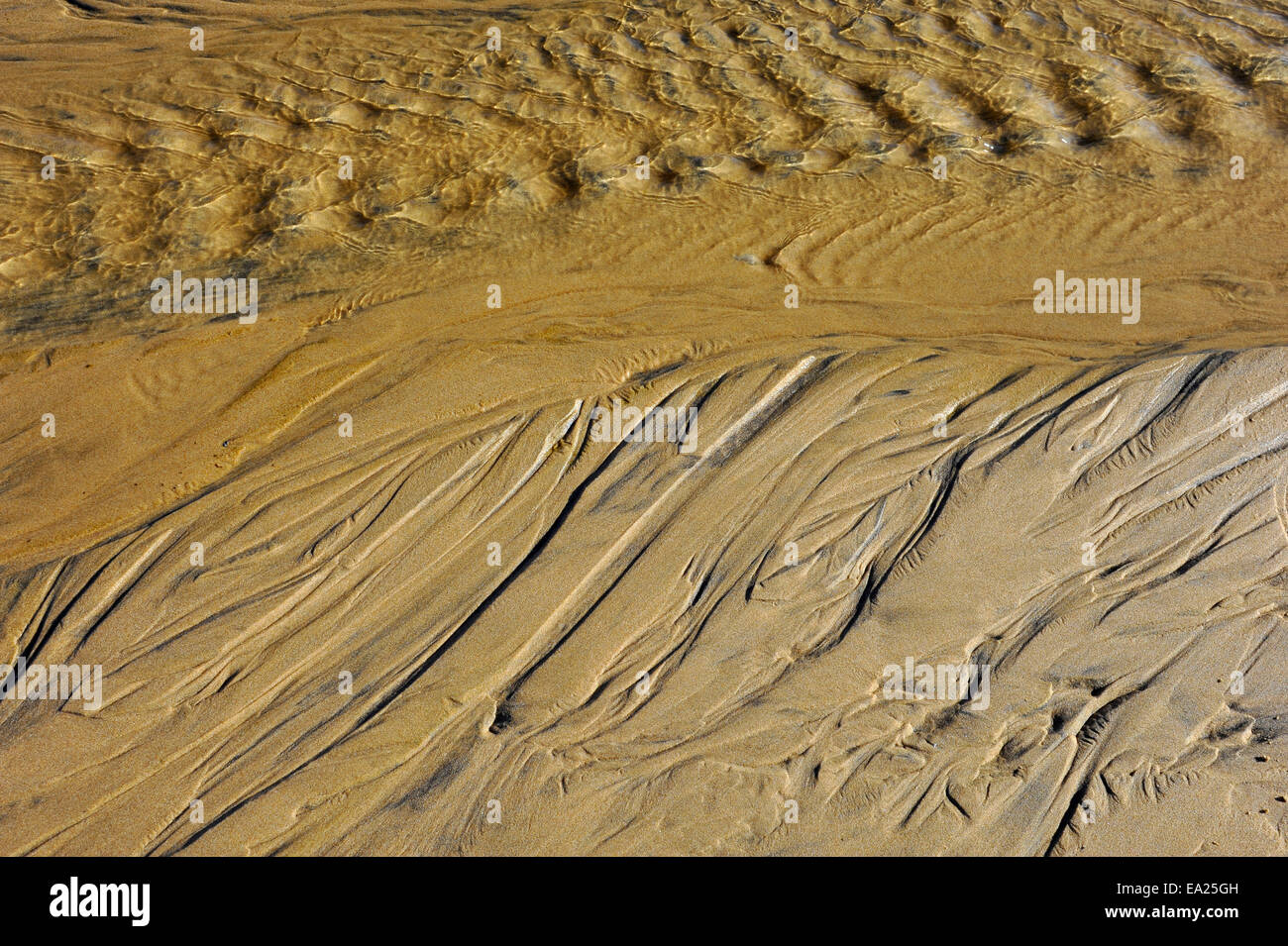 Meerwasser hinterlässt Spuren im Sand am Strand Stockfoto