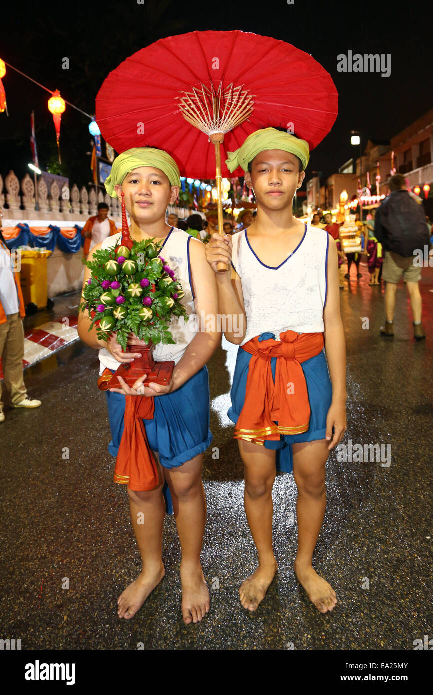 Chiang Mai, Thailand. 5. November 2014. Der erste Tag der buddhistischen Loy Krathong Festival des Lichts wurde eröffnet mit einem Laternenumzug durch die Stadt Chiang Mai in Thailand, mit Laternen und Lichter buchstäblich überall geschmückt war. Das Festival wird für drei Tage weiter als Menschen Krathongs macht, die sie in die Flüsse und das Meer entfernt die schlechten Dinge in ihrem Leben zu schweben stellt. Bildnachweis: Paul Brown/Alamy Live-Nachrichten Stockfoto