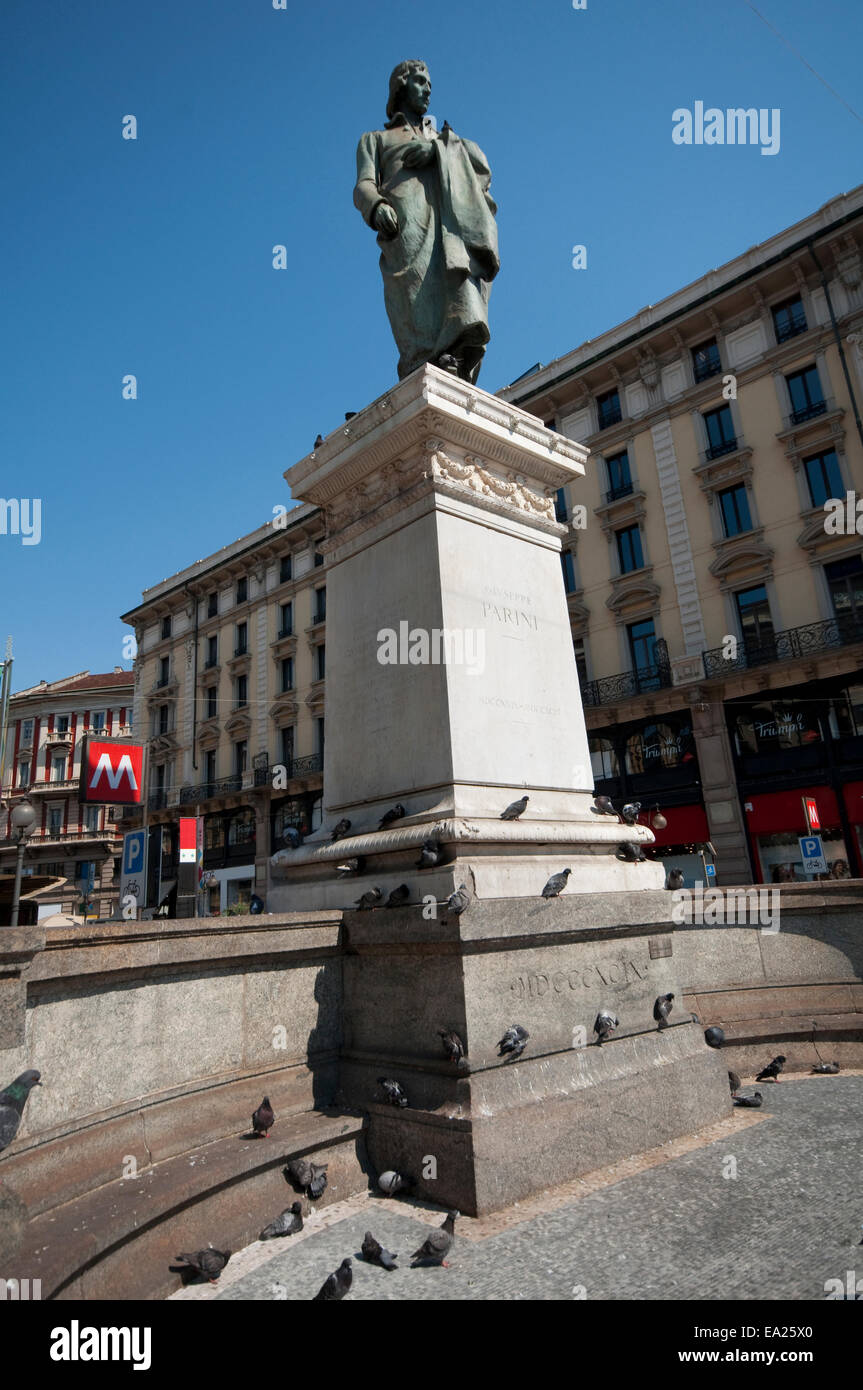 Italien, Lombardei, Mailand, Giuseppe Parini Denkmal in Cordusio Quadrat mit Dante Straße Stockfoto