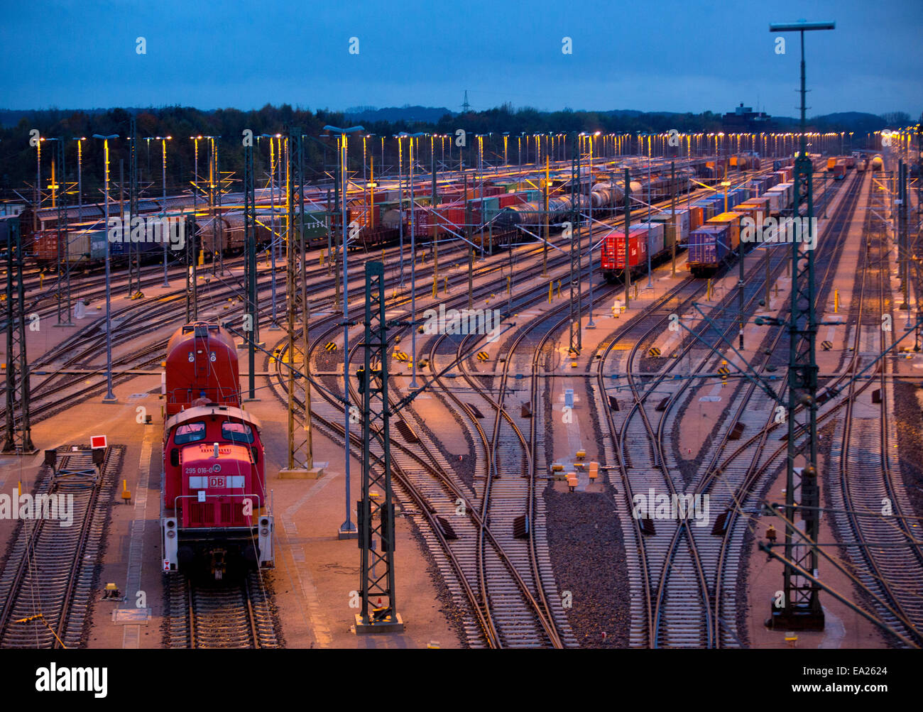 Seevetal, Deutschland. 5. November 2014. Güterzüge werden auf dem Rangierbahnhof in Seevetal, Deutschland, 5. November 2014 geparkt. Deutsche Lokführer Union hat GDL angekündigt, um vorwärts zu gehen, mit dem längsten Streik in der 20-jährigen Geschichte der Deutschen Bahn. Die Streik-Ankündigung am 04 November löste Verurteilung von sowohl für Geschäftsreisende als auch für Politiker. Streiks sind von Mittwoch, 5 November, Montag, 10. November 2014 geplant. Foto: AXEL HEIMKEN/Dpa/Alamy Live News Stockfoto