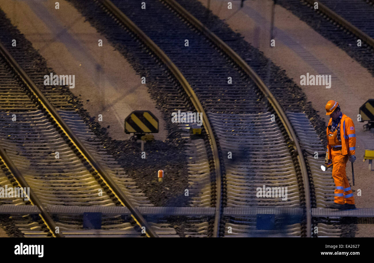 Seevetal, Deutschland. 5. November 2014. Güterzüge werden auf dem Rangierbahnhof in Seevetal, Deutschland, 5. November 2014 geparkt. Deutsche Lokführer Union hat GDL angekündigt, um vorwärts zu gehen, mit dem längsten Streik in der 20-jährigen Geschichte der Deutschen Bahn. Die Streik-Ankündigung am 04 November löste Verurteilung von sowohl für Geschäftsreisende als auch für Politiker. Streiks sind von Mittwoch, 5 November, Montag, 10. November 2014 geplant. Foto: AXEL HEIMKEN/Dpa/Alamy Live News Stockfoto