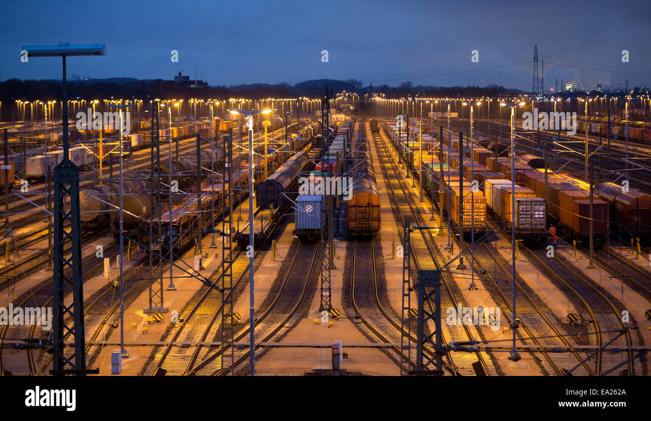 Seevetal, Deutschland. 5. November 2014. Güterzüge werden auf dem Rangierbahnhof in Seevetal, Deutschland, 5. November 2014 geparkt. Deutsche Lokführer Union hat GDL angekündigt, um vorwärts zu gehen, mit dem längsten Streik in der 20-jährigen Geschichte der Deutschen Bahn. Die Streik-Ankündigung am 04 November löste Verurteilung von sowohl für Geschäftsreisende als auch für Politiker. Streiks sind von Mittwoch, 5 November, Montag, 10. November 2014 geplant. Foto: AXEL HEIMKEN/Dpa/Alamy Live News Stockfoto