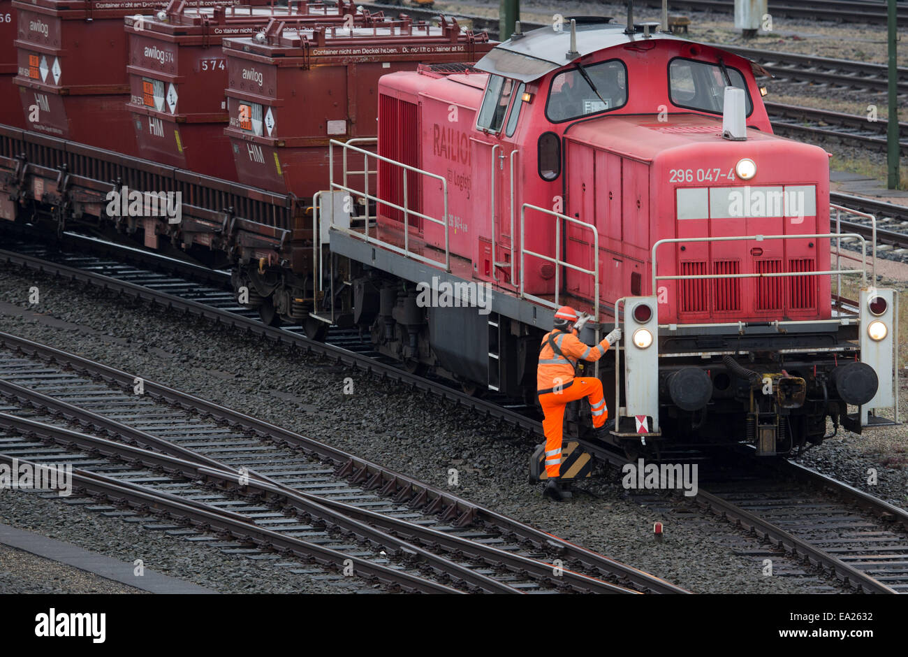 Seevetal, Deutschland. 5. November 2014. Güterzüge werden auf dem Rangierbahnhof in Seevetal, Deutschland, 5. November 2014 geparkt. Deutsche Lokführer Union hat GDL angekündigt, um vorwärts zu gehen, mit dem längsten Streik in der 20-jährigen Geschichte der Deutschen Bahn. Die Streik-Ankündigung am 04 November löste Verurteilung von sowohl für Geschäftsreisende als auch für Politiker. Streiks sind von Mittwoch, 5 November, Montag, 10. November 2014 geplant. Foto: AXEL HEIMKEN/Dpa/Alamy Live News Stockfoto