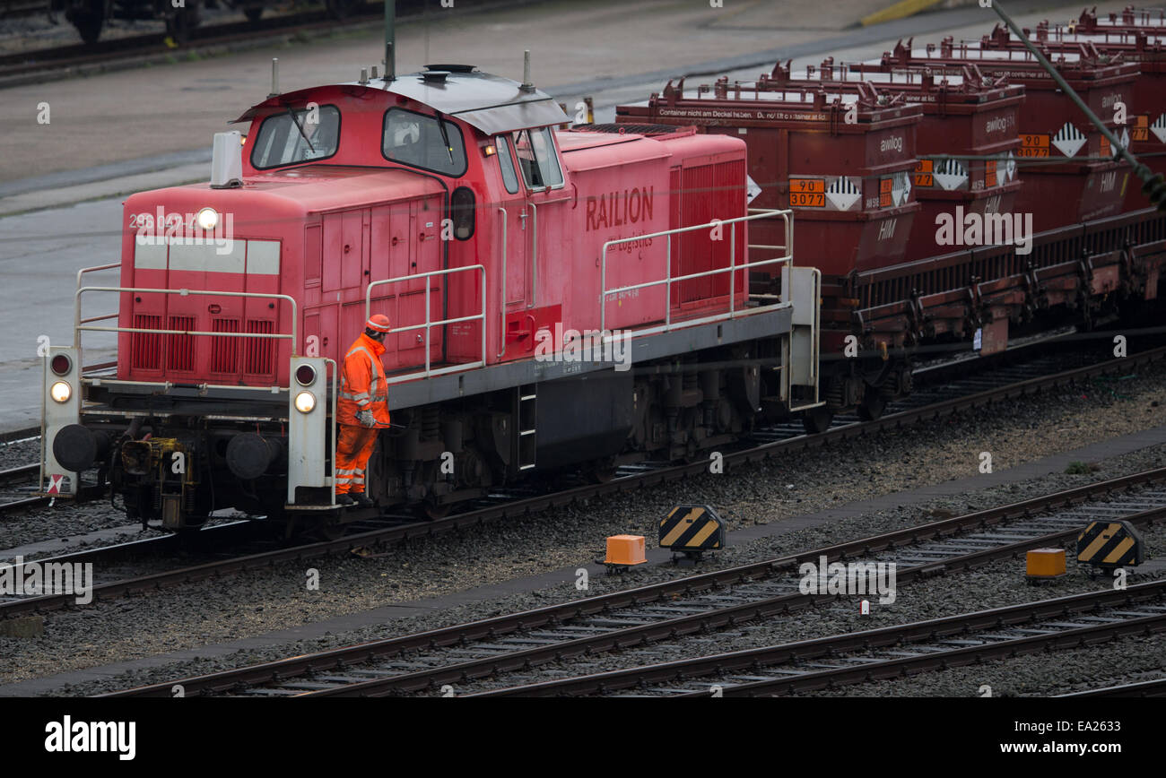 Seevetal, Deutschland. 5. November 2014. Güterzüge werden auf dem Rangierbahnhof in Seevetal, Deutschland, 5. November 2014 geparkt. Deutsche Lokführer Union hat GDL angekündigt, um vorwärts zu gehen, mit dem längsten Streik in der 20-jährigen Geschichte der Deutschen Bahn. Die Streik-Ankündigung am 04 November löste Verurteilung von sowohl für Geschäftsreisende als auch für Politiker. Streiks sind von Mittwoch, 5 November, Montag, 10. November 2014 geplant. Foto: AXEL HEIMKEN/Dpa/Alamy Live News Stockfoto