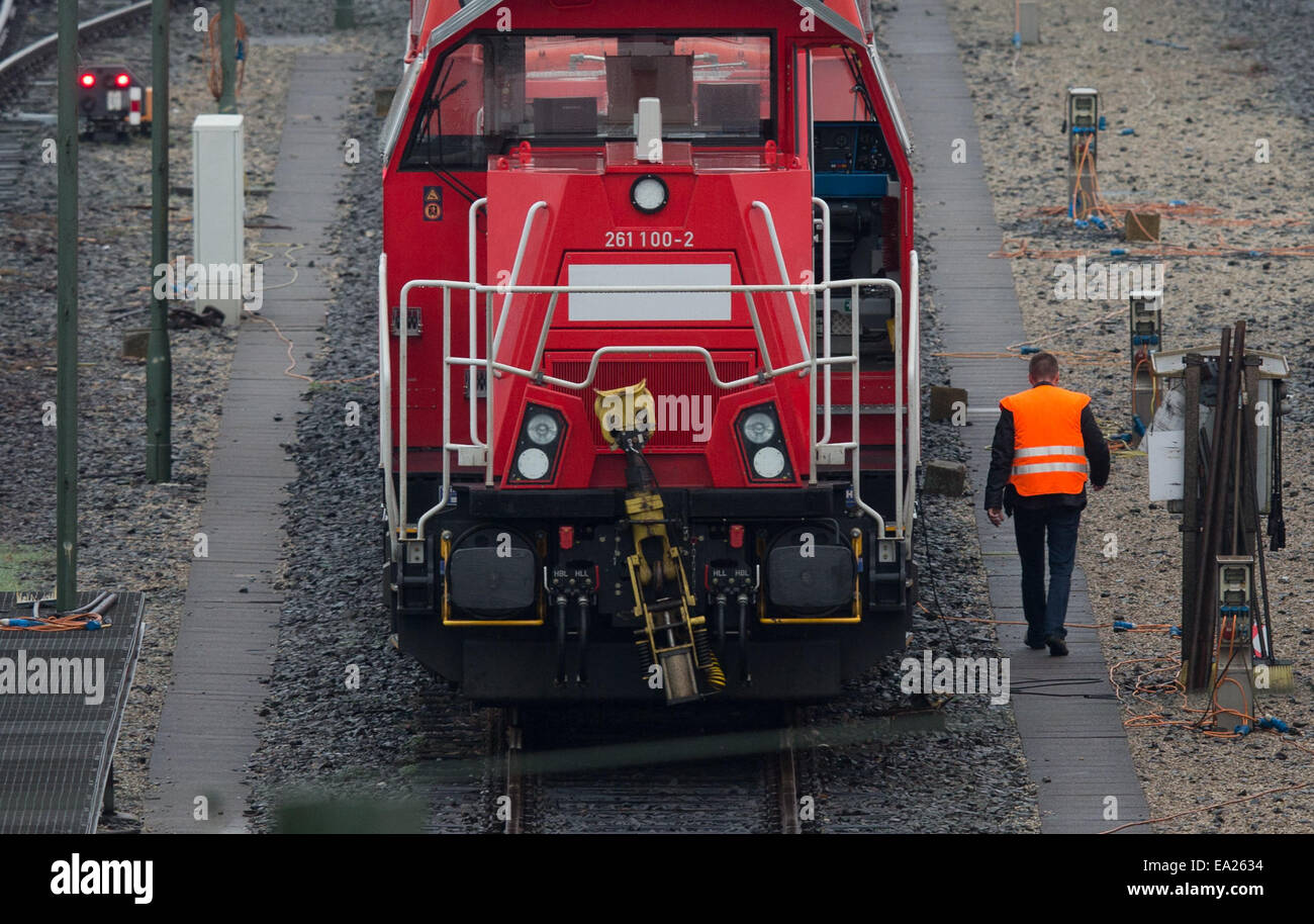 Seevetal, Deutschland. 5. November 2014. Güterzüge werden auf dem Rangierbahnhof in Seevetal, Deutschland, 5. November 2014 geparkt. Deutsche Lokführer Union hat GDL angekündigt, um vorwärts zu gehen, mit dem längsten Streik in der 20-jährigen Geschichte der Deutschen Bahn. Die Streik-Ankündigung am 04 November löste Verurteilung von sowohl für Geschäftsreisende als auch für Politiker. Streiks sind von Mittwoch, 5 November, Montag, 10. November 2014 geplant. Foto: AXEL HEIMKEN/Dpa/Alamy Live News Stockfoto