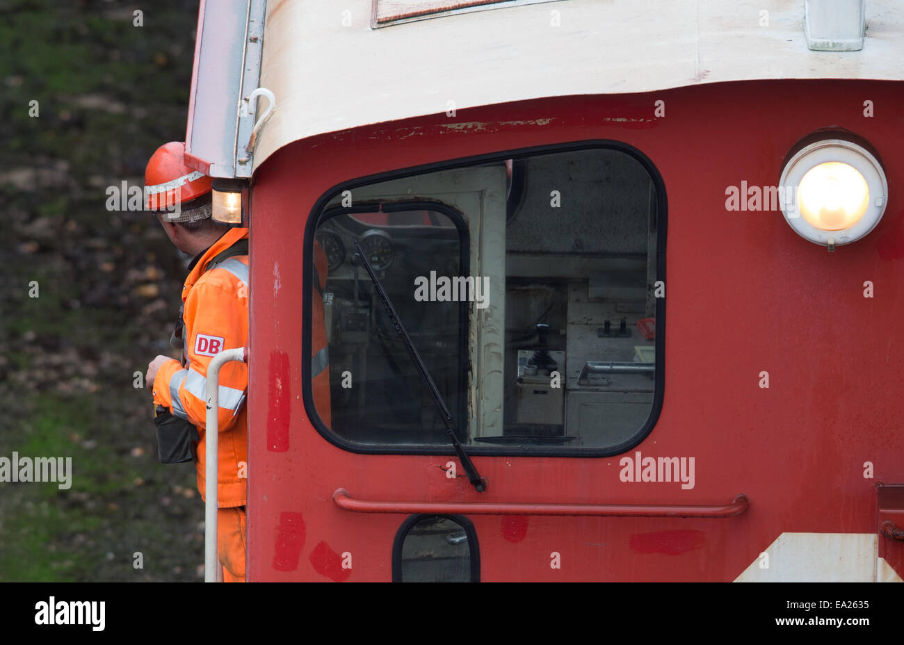 Seevetal, Deutschland. 5. November 2014. Güterzüge werden auf dem Rangierbahnhof in Seevetal, Deutschland, 5. November 2014 geparkt. Deutsche Lokführer Union hat GDL angekündigt, um vorwärts zu gehen, mit dem längsten Streik in der 20-jährigen Geschichte der Deutschen Bahn. Die Streik-Ankündigung am 04 November löste Verurteilung von sowohl für Geschäftsreisende als auch für Politiker. Streiks sind von Mittwoch, 5 November, Montag, 10. November 2014 geplant. Foto: AXEL HEIMKEN/Dpa/Alamy Live News Stockfoto